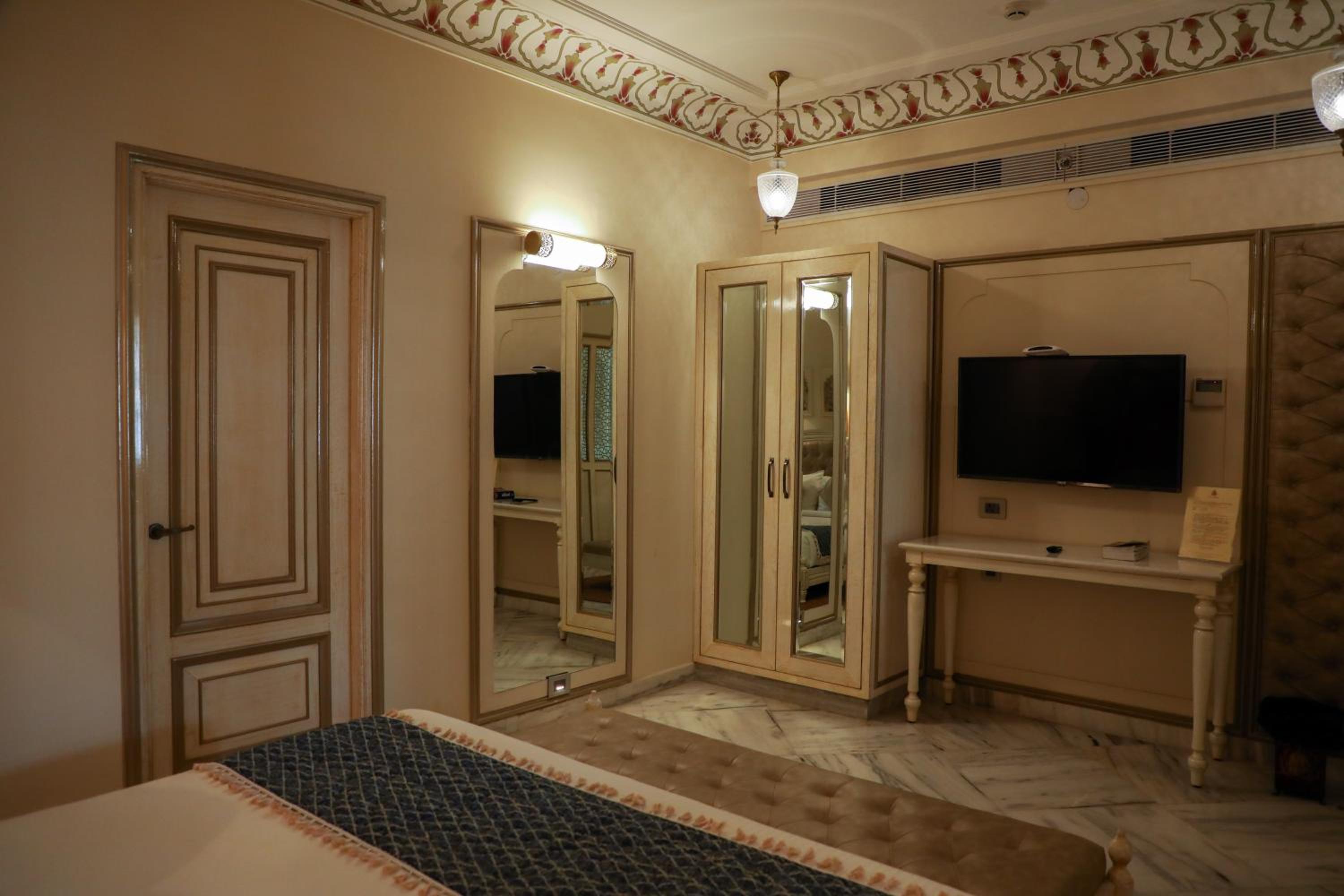 Family Suite:  Enjoy Happy Hours with 2+1 offer, 20% off on F&B services,20% Off on Laundry service ,Free Pick up on Arrival only from Train or Bus station (8am-8pm) - Photo 12