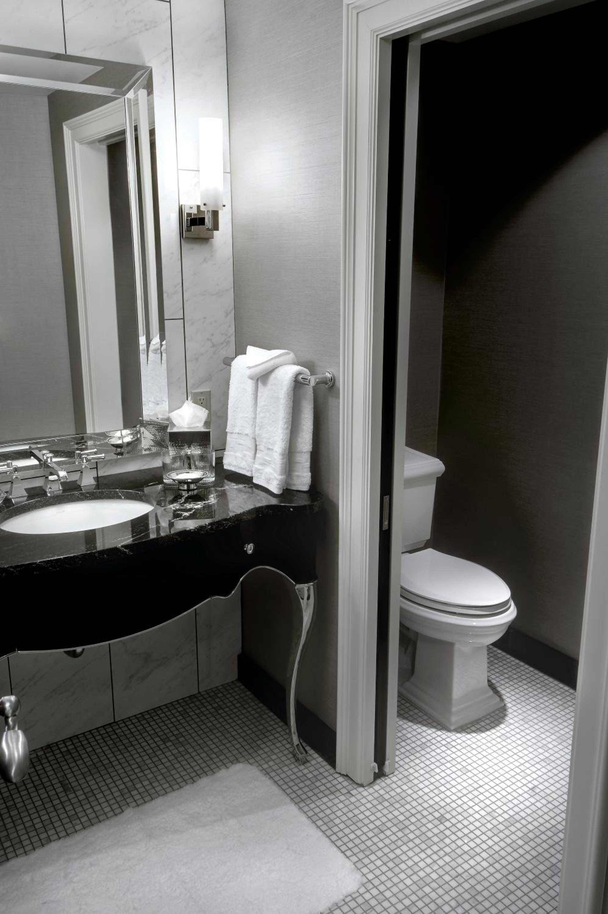 Grand Tower King Room - Photo 5