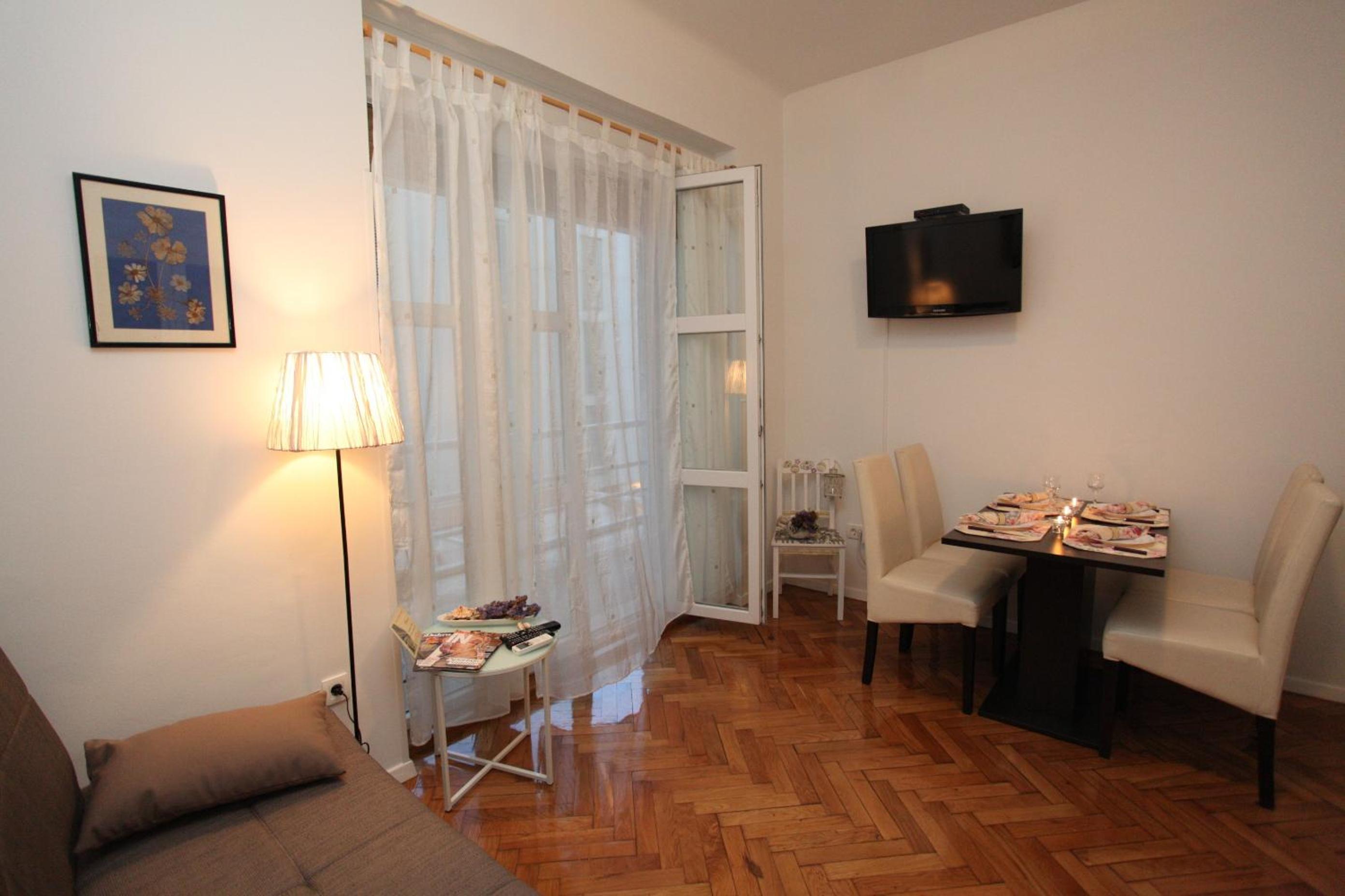 One-Bedroom Apartment - Photo 1