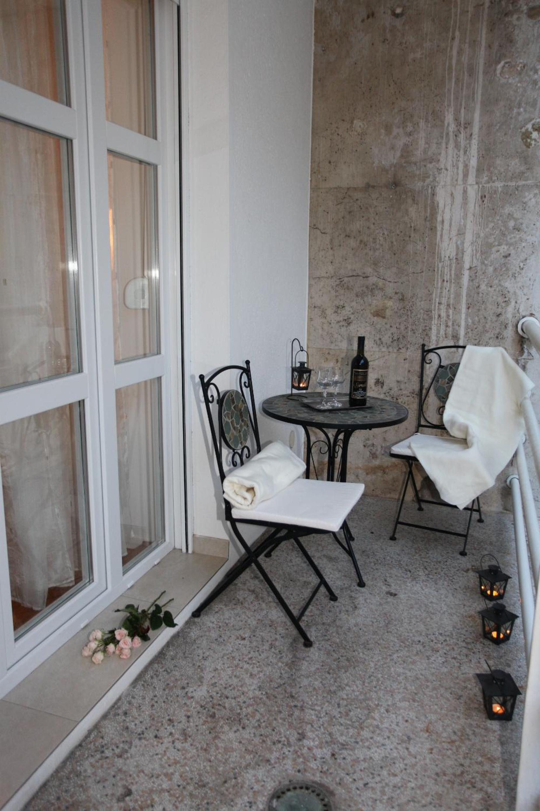 One-Bedroom Apartment with Balcony - Photo 15