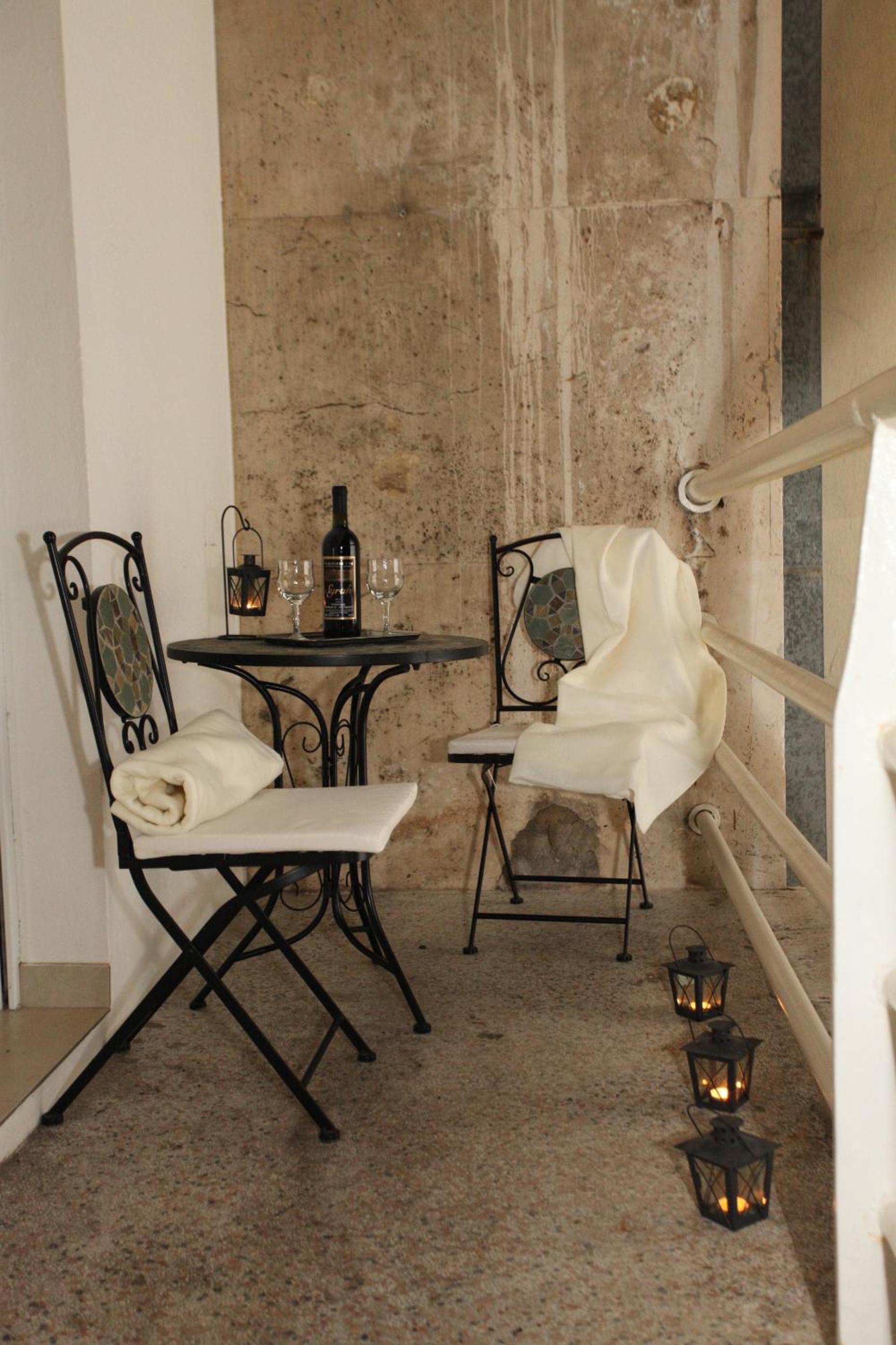 One-Bedroom Apartment with Balcony - Photo 46