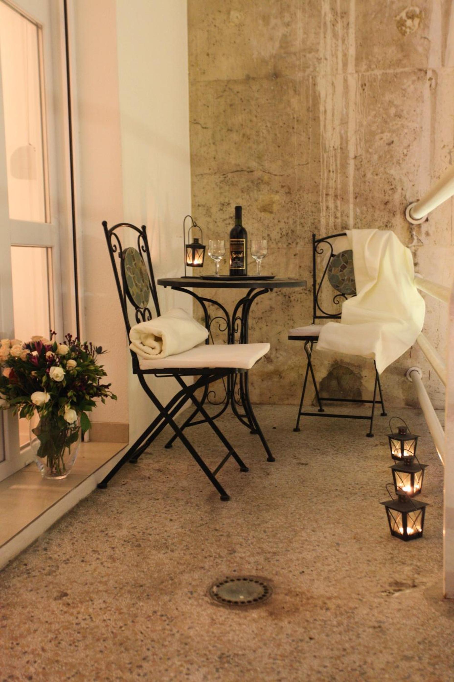 One-Bedroom Apartment with Balcony - Photo 45