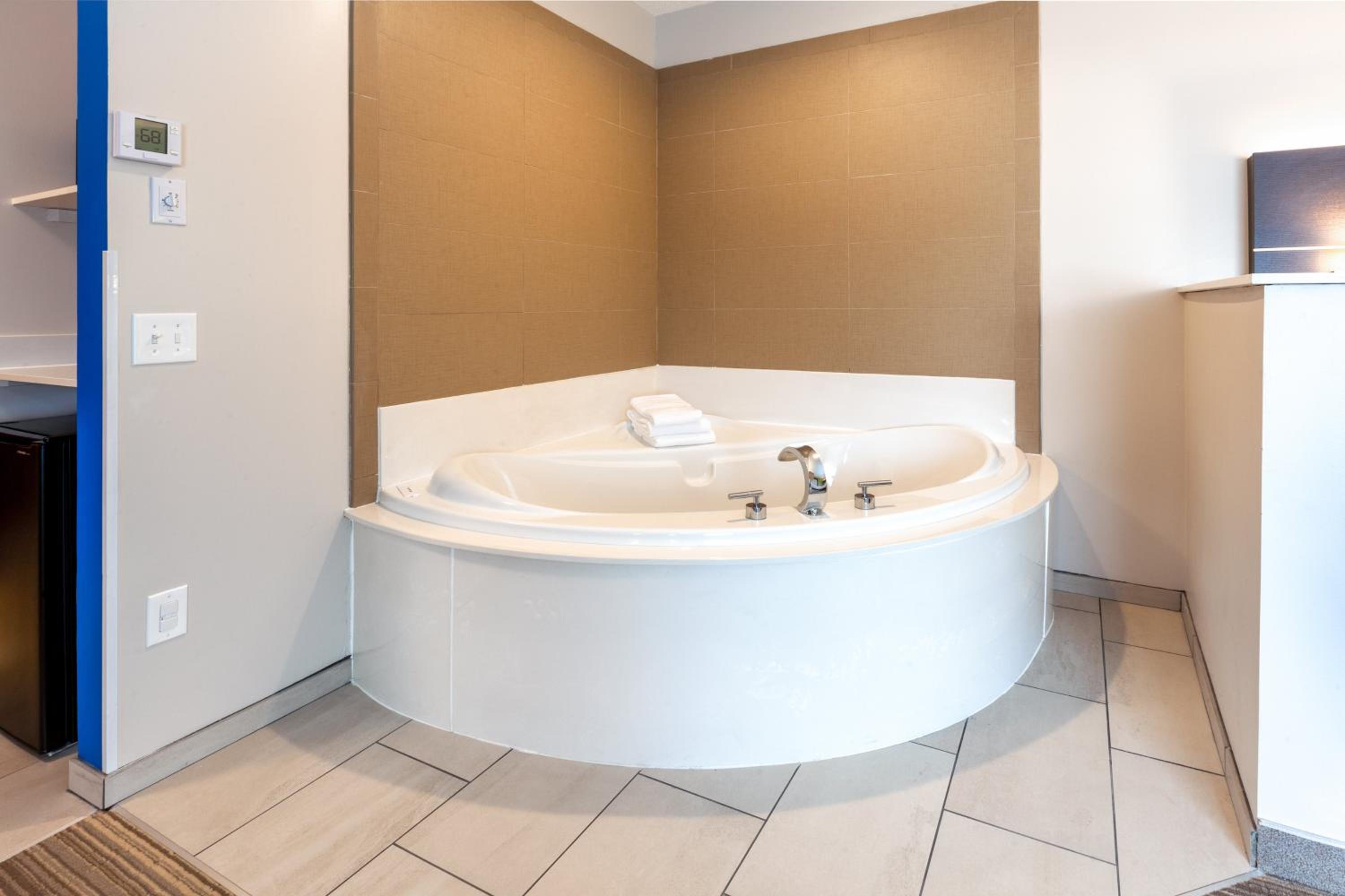 King Room - Non-Smoking - Photo 2