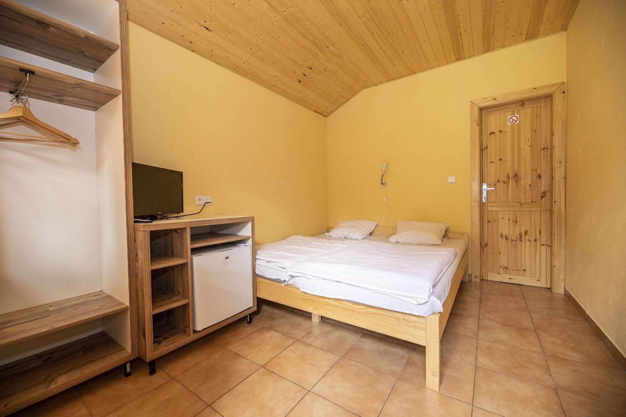 Double Room with Private Bathroom - Photo 7
