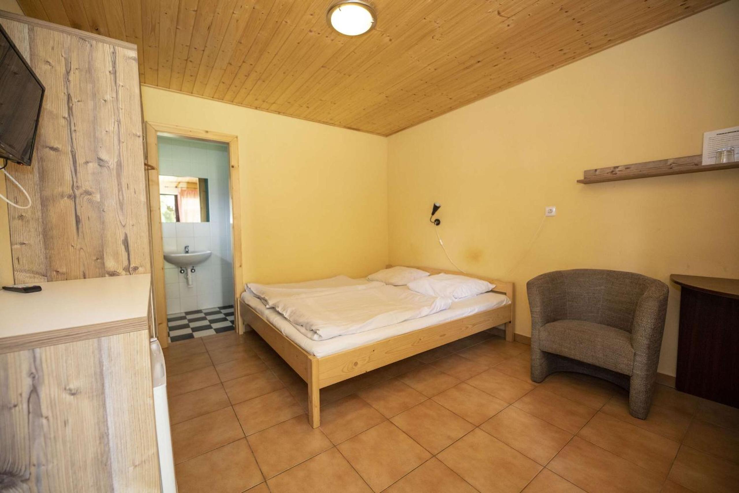 Double Room with Private Bathroom - Photo 8