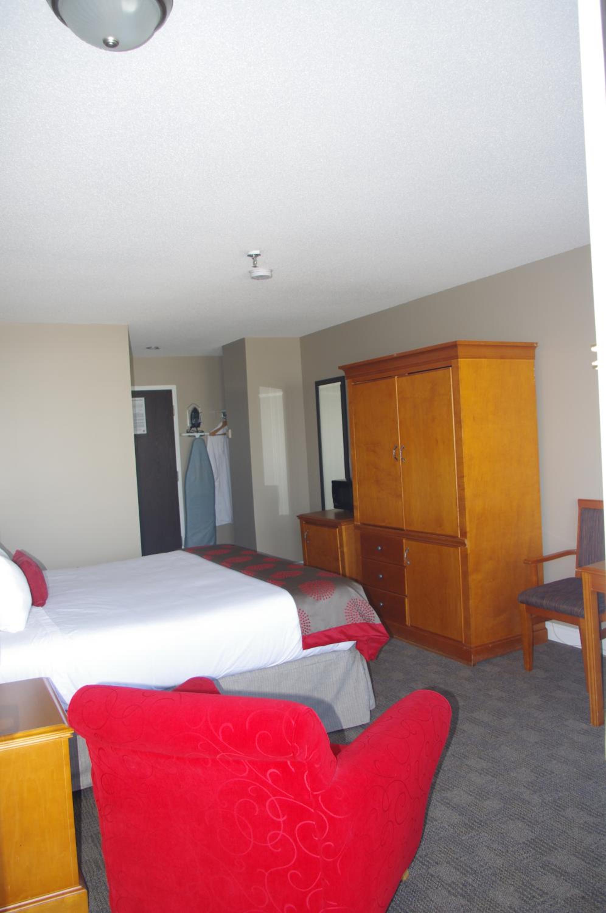 Deluxe Queen Studio Suite - Non-Smoking