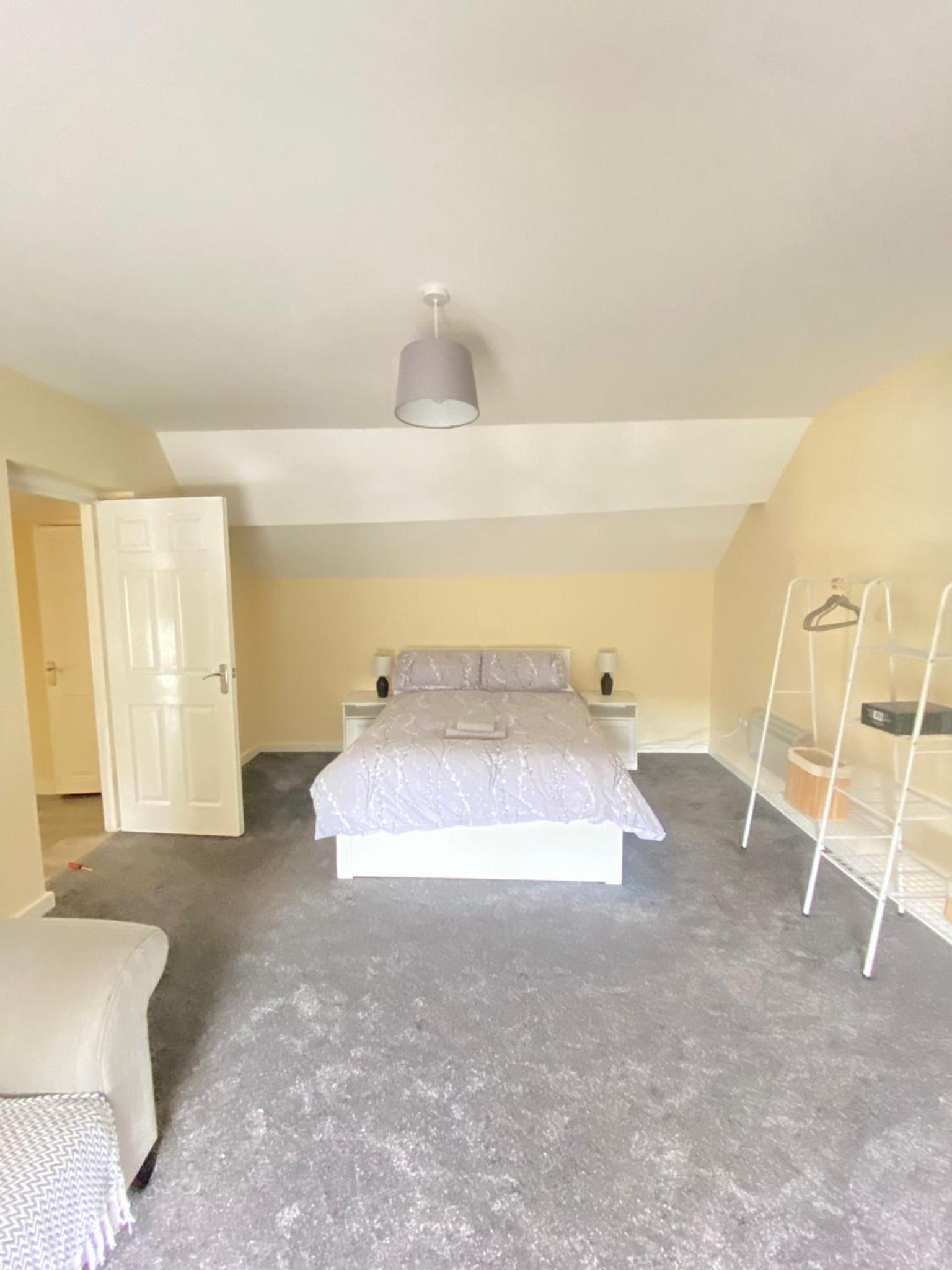 One-Bedroom Apartment - Photo 2