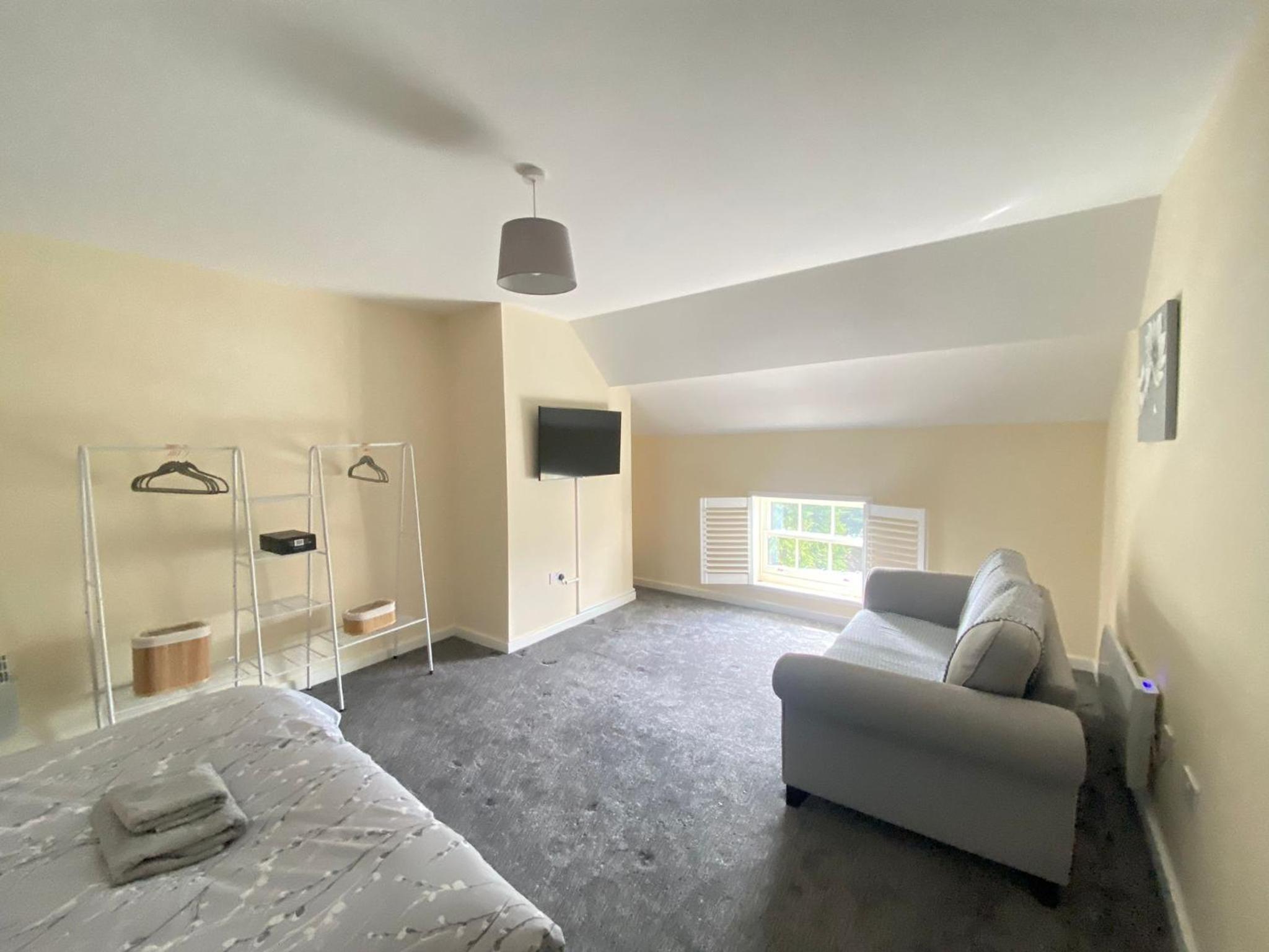 One-Bedroom Apartment - Photo 6