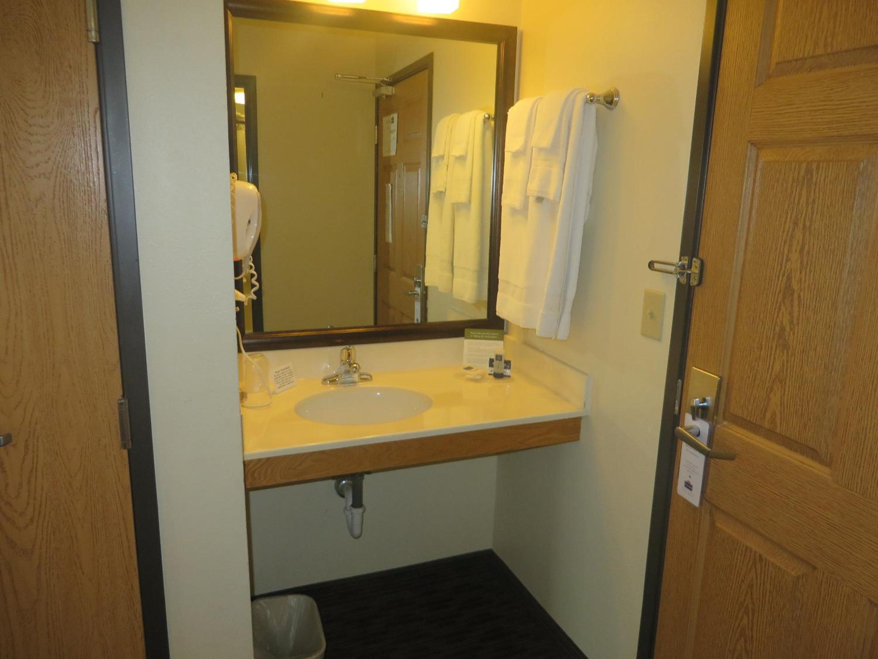 Queen Room with Two Queen Beds - Non-Smoking photo 3