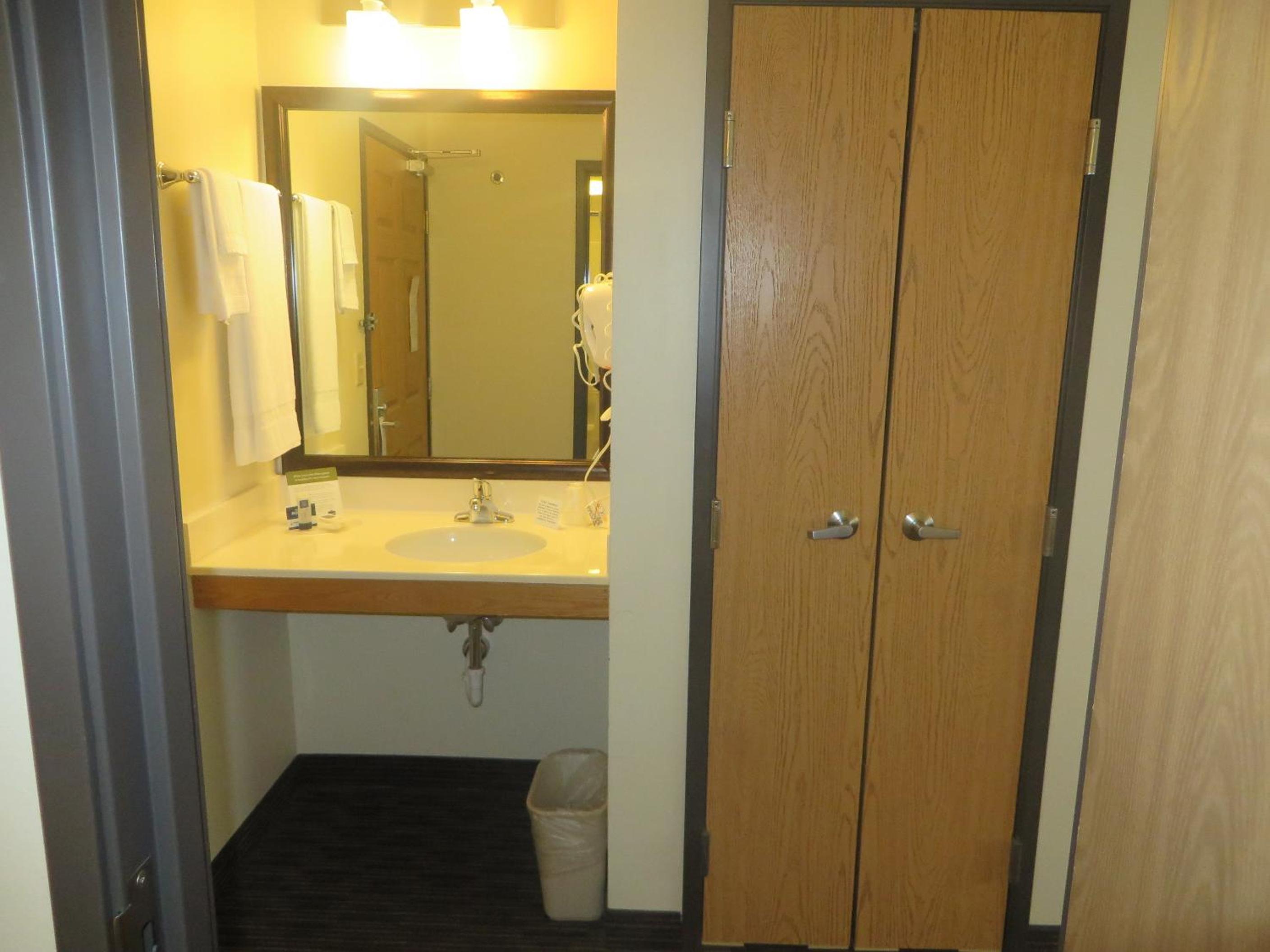 Studio Suite with Two Queen Beds and One Twin Bed - Non-Smoking photo 3