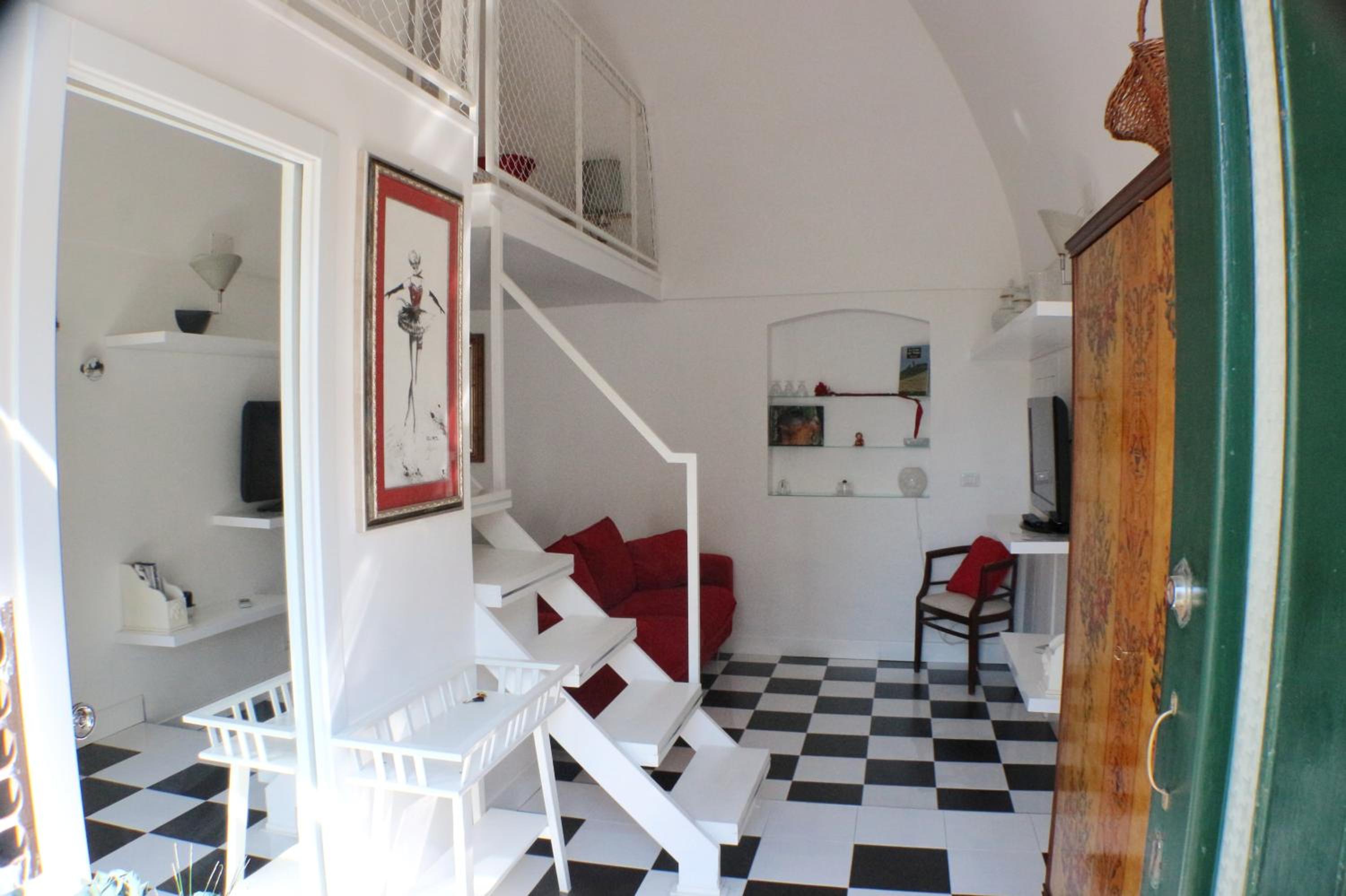 Apartment - Split Level - Photo 1