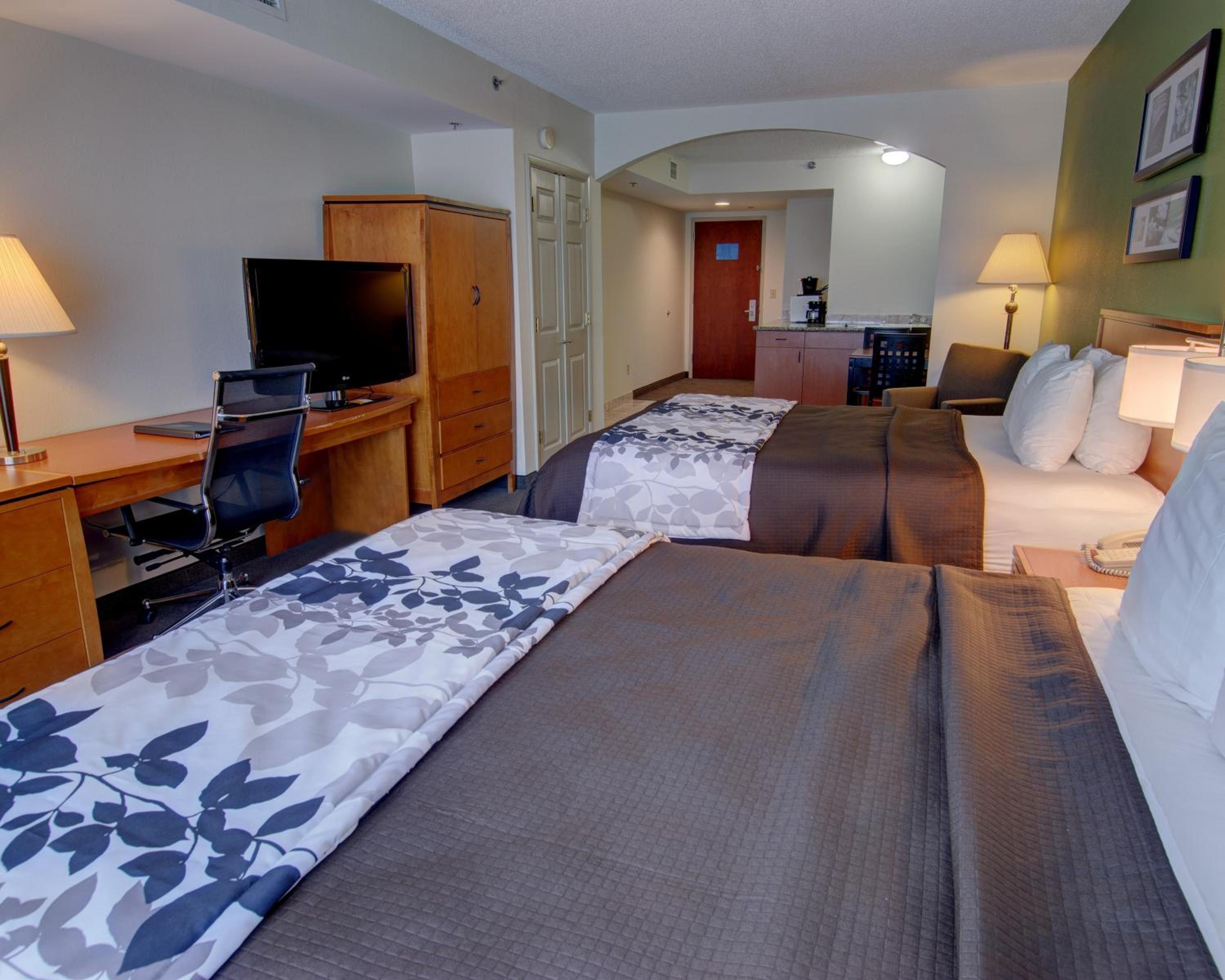 Queen Suite with Two Queen Beds - Non-Smoking photo 1