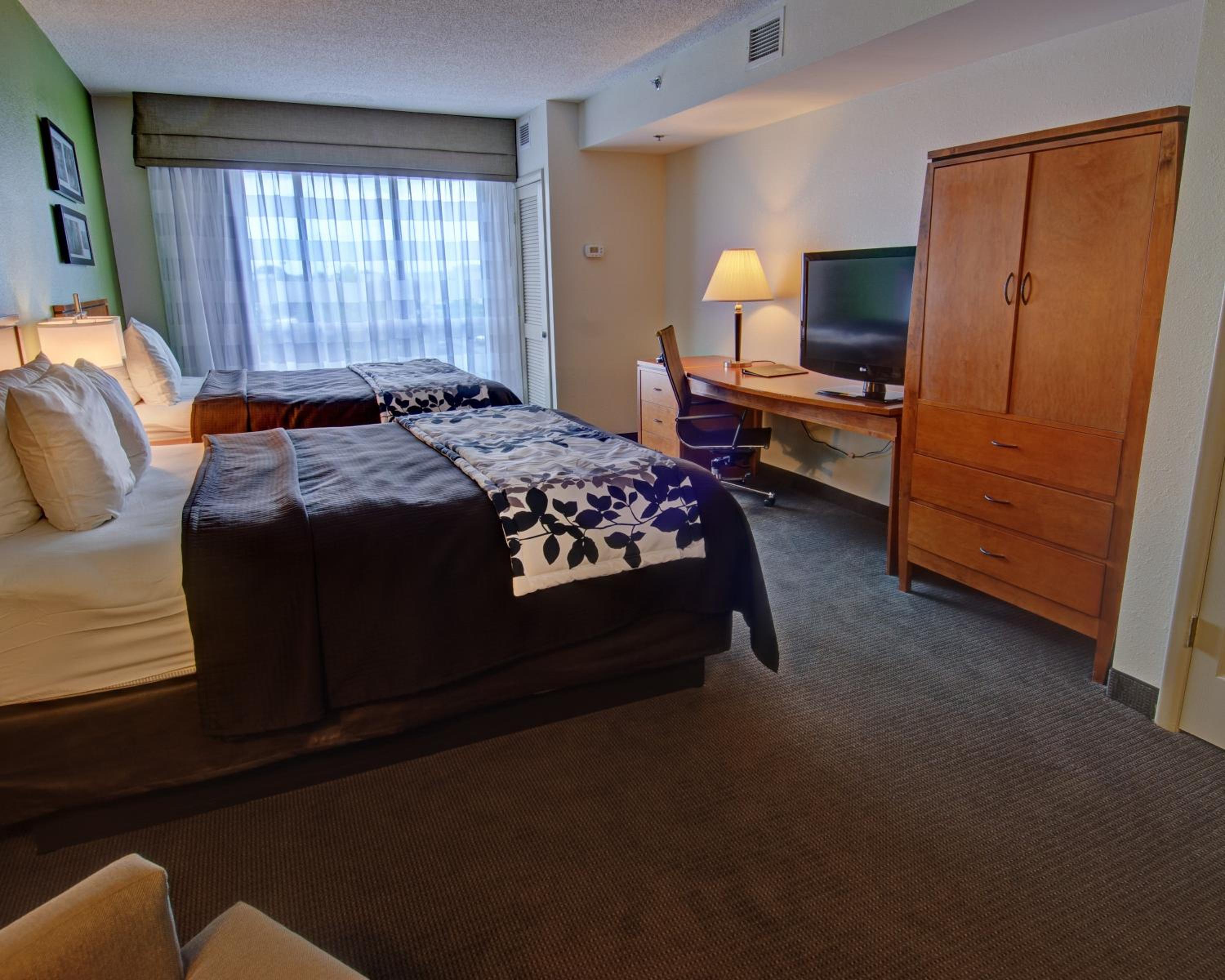 Queen Suite with Two Queen Beds - Non-Smoking photo 2