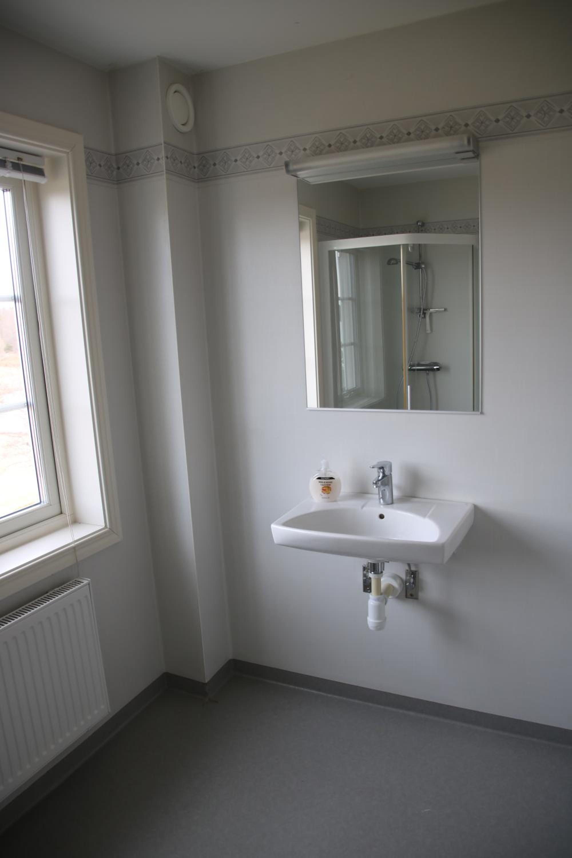 Quadruple Room with Private Bathroom - Photo 4