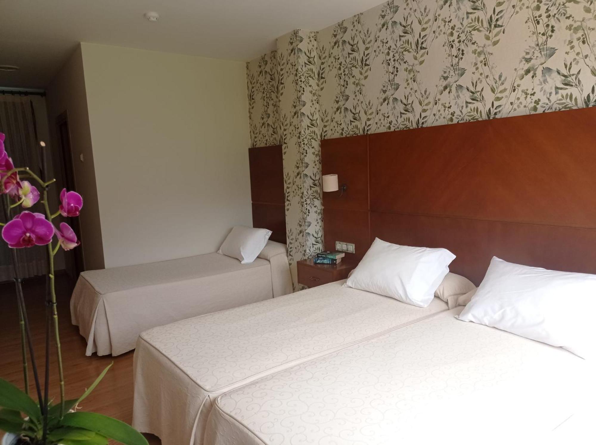 Triple Room with Private Bathroom - Photo 2