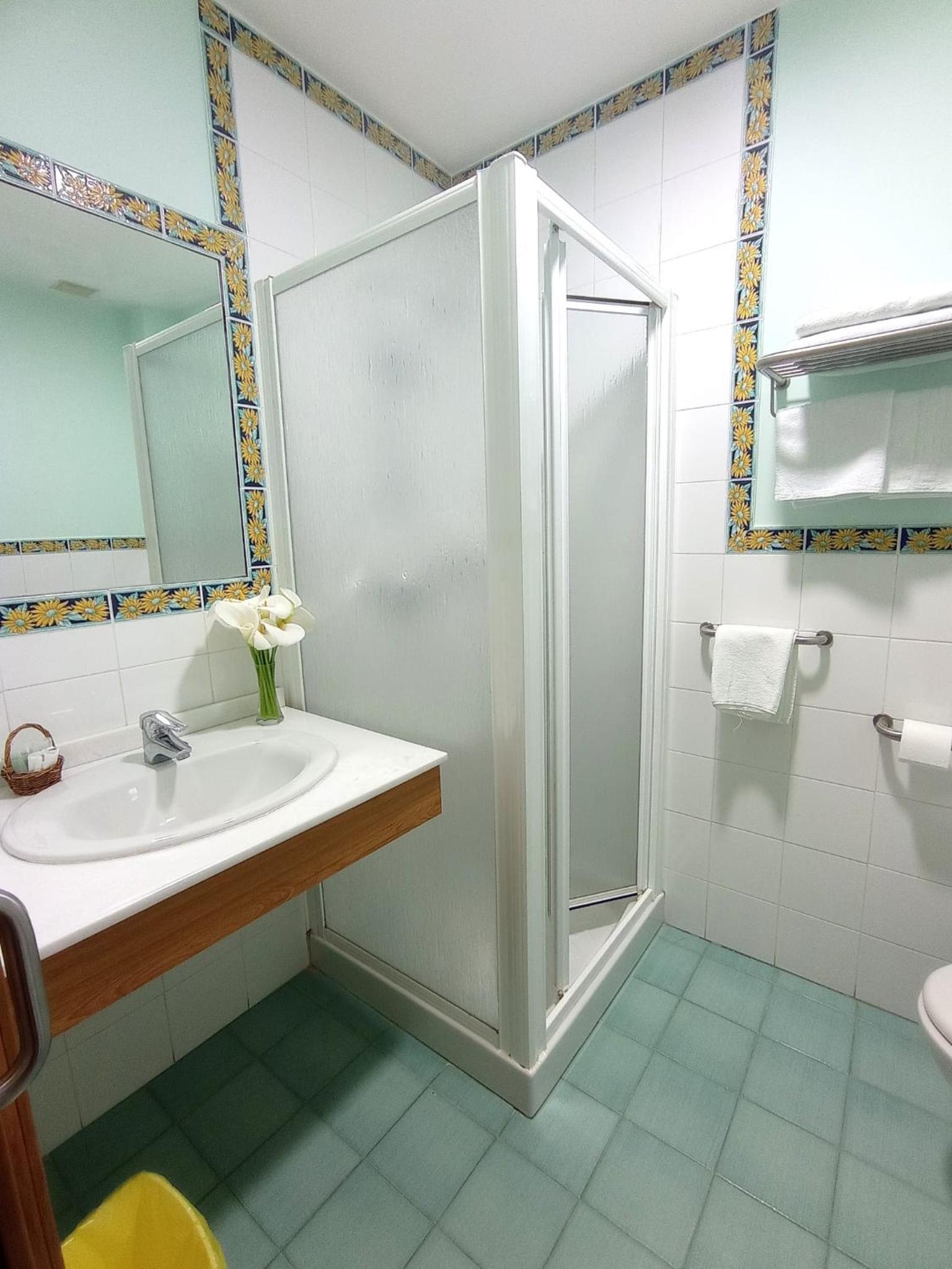 Standard Double Room - Photo 8