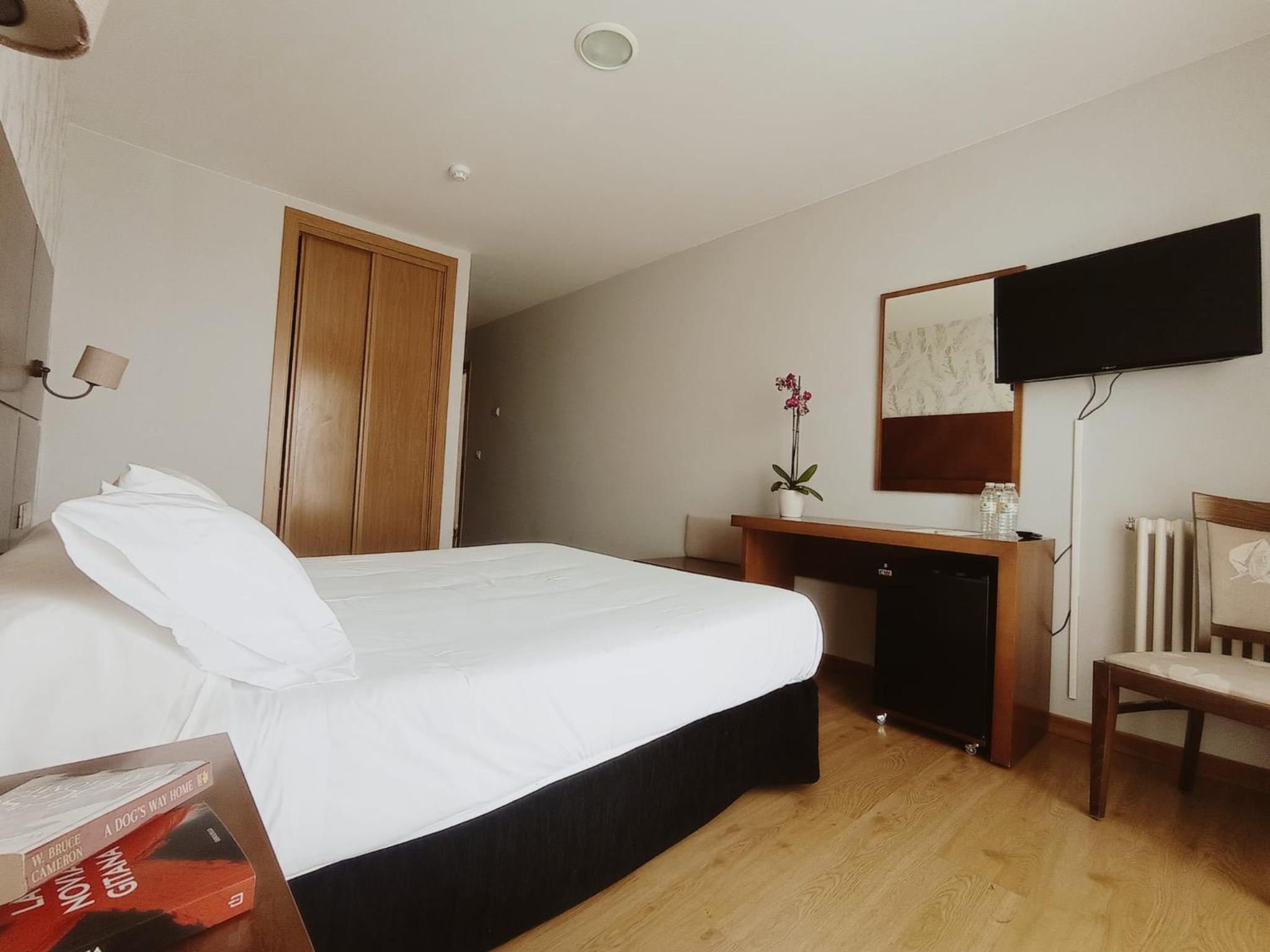 Standard Double Room - Photo 12