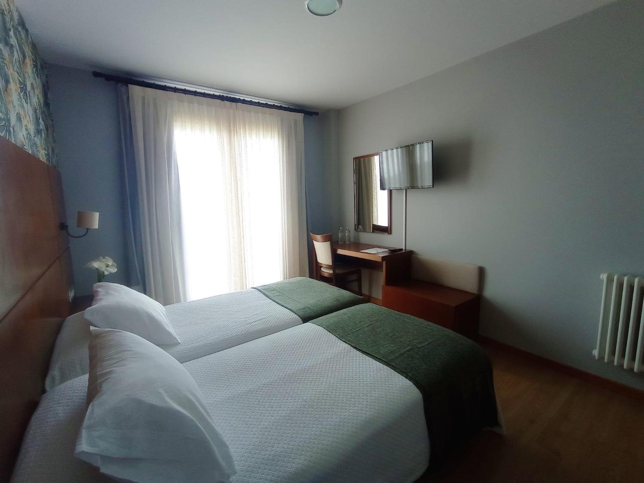 Standard Double Room - Photo 11
