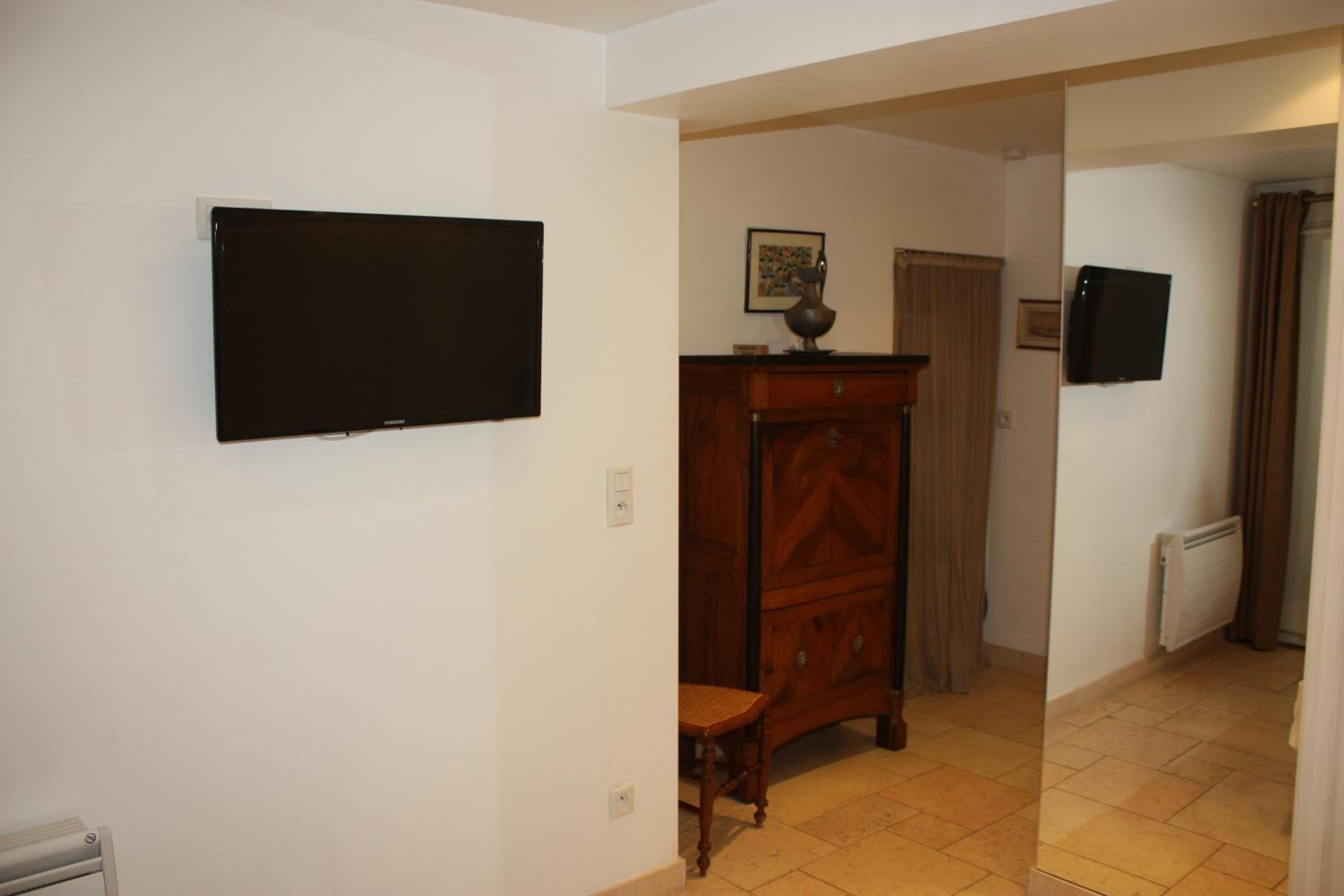 One-Bedroom Apartment photo 3