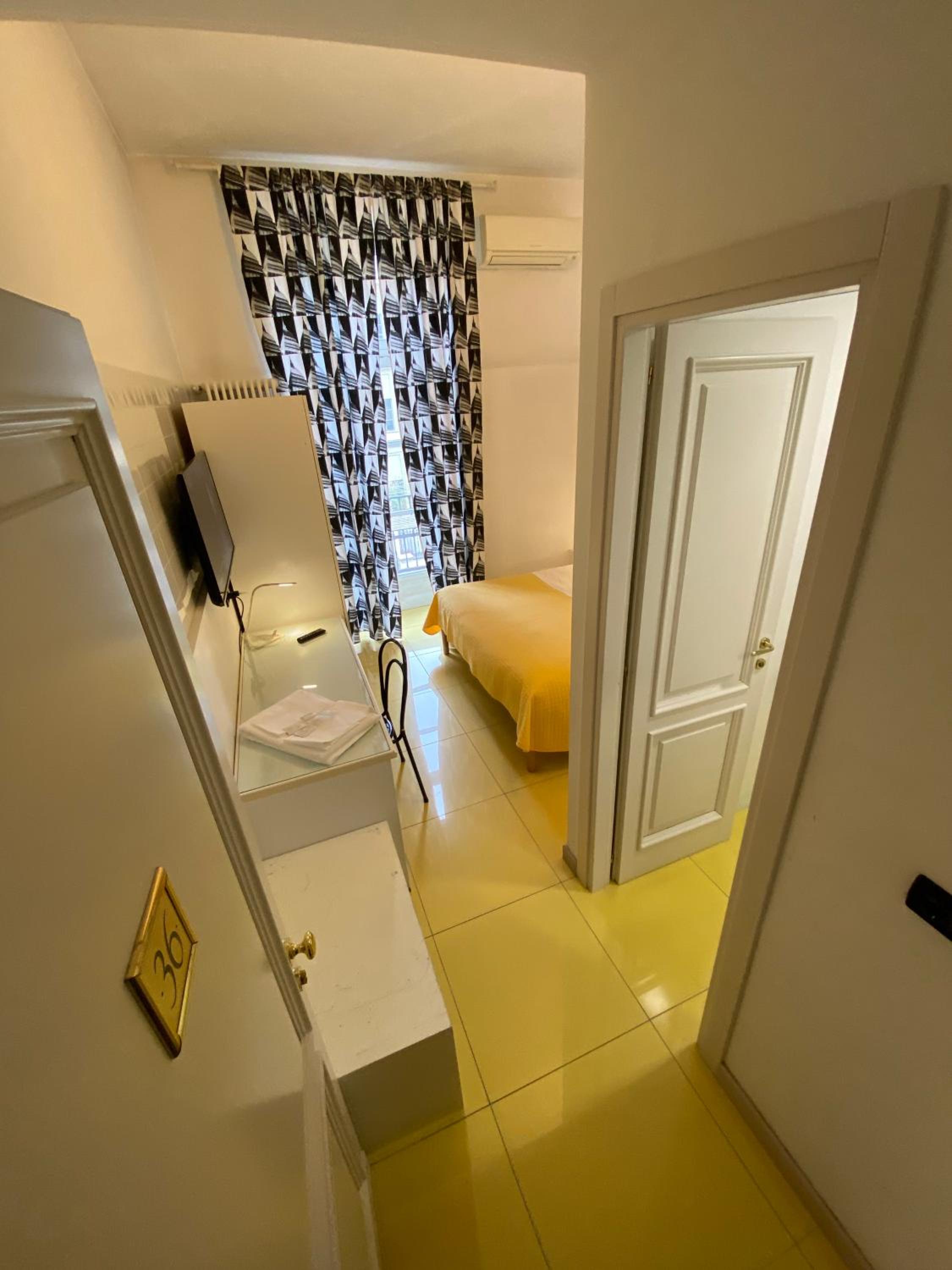 Double Room with Balcony - Photo 7