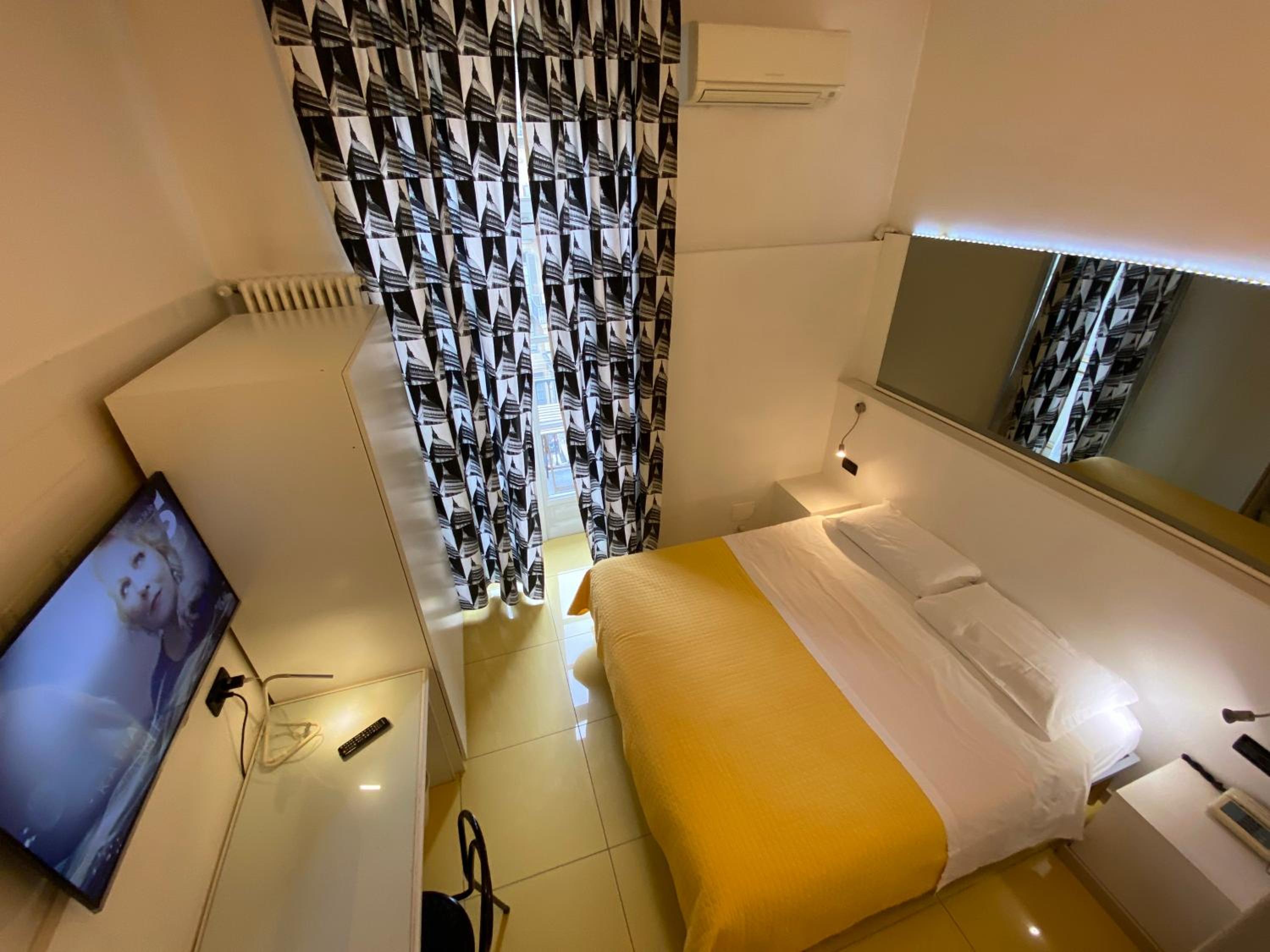 Double Room with Balcony - Photo 6