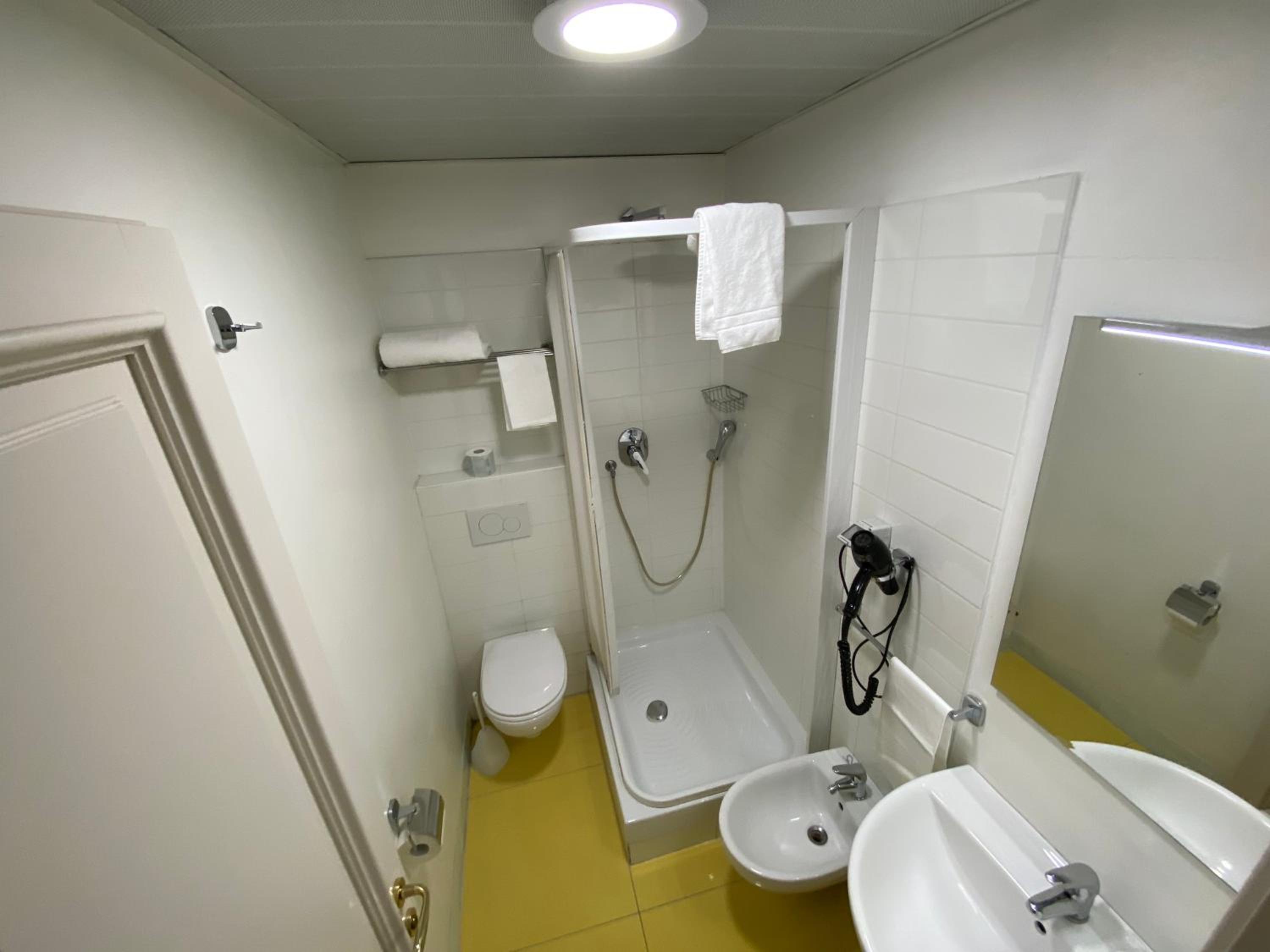 Double Room with Balcony - Photo 5