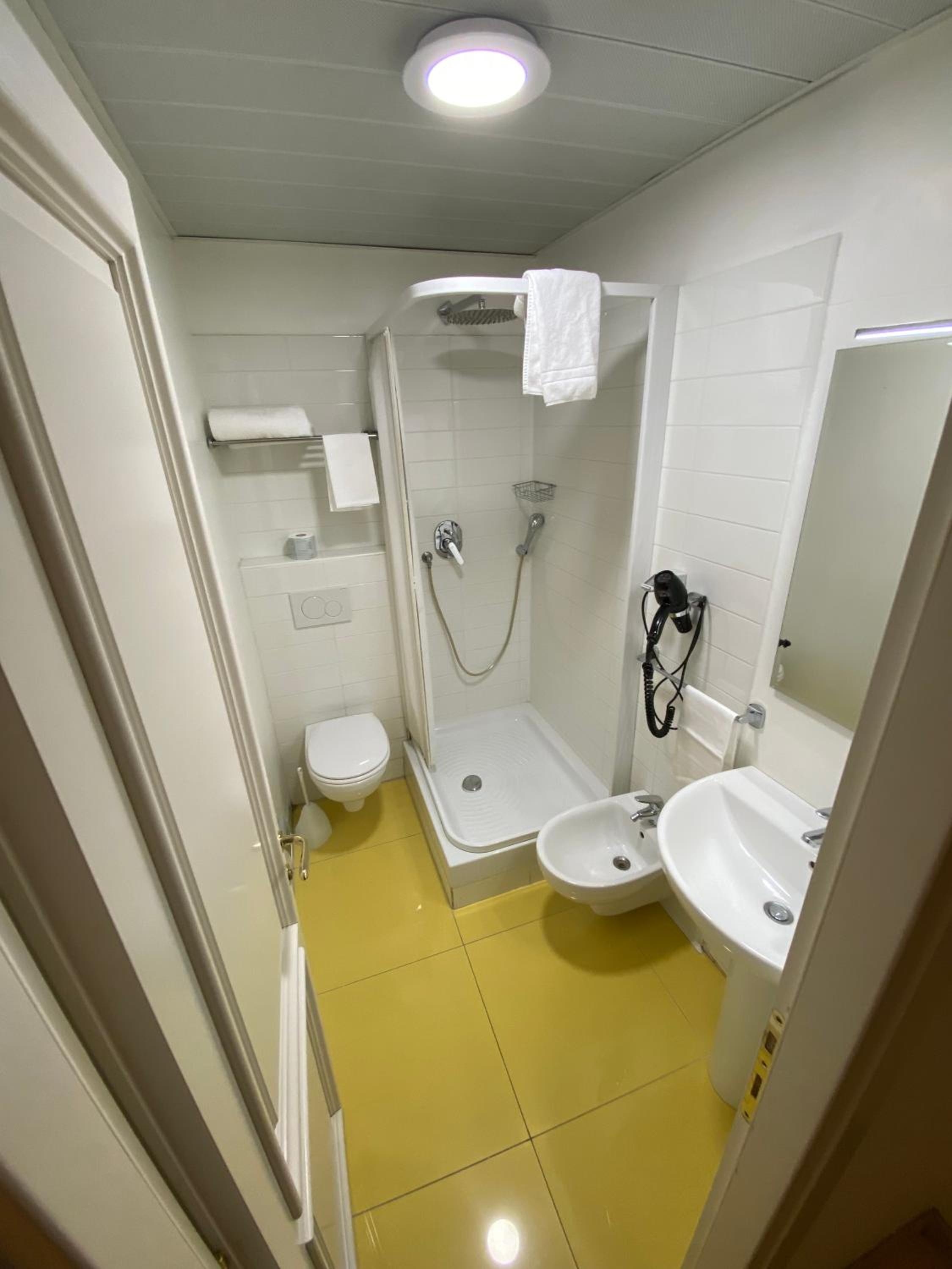 Double Room with Balcony - Photo 3