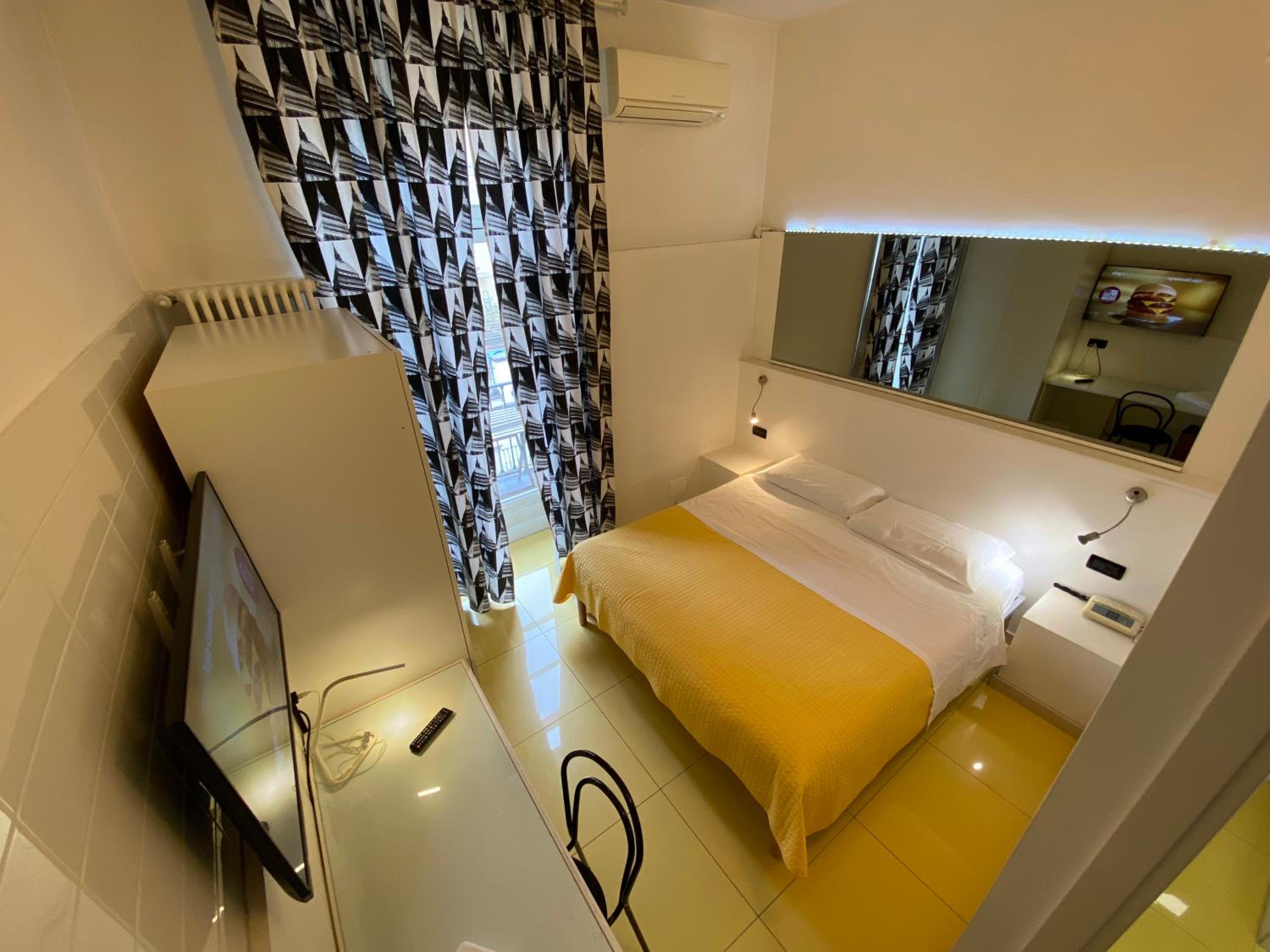 Double Room with Balcony - Photo 2