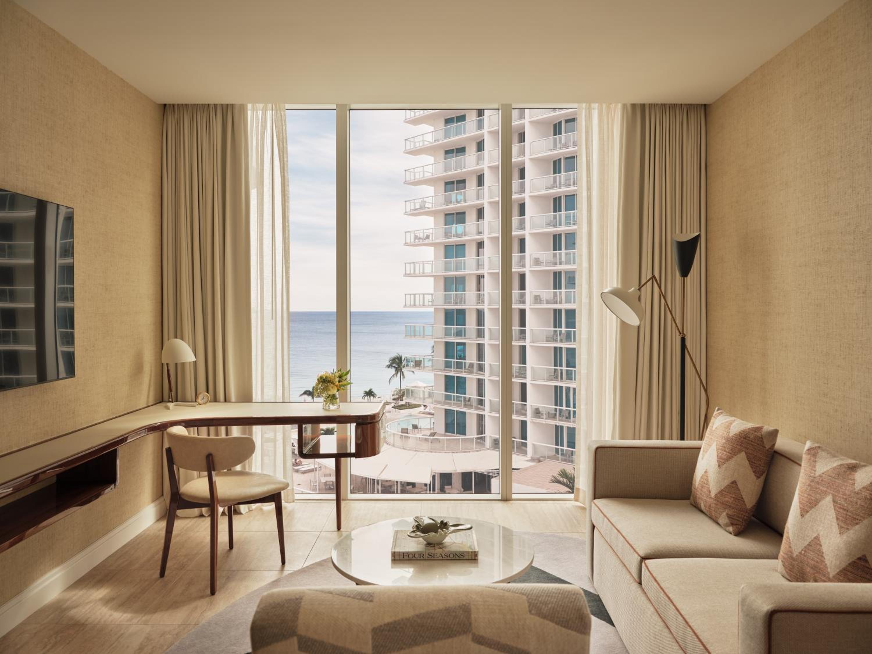 Corner Ocean & City Suite