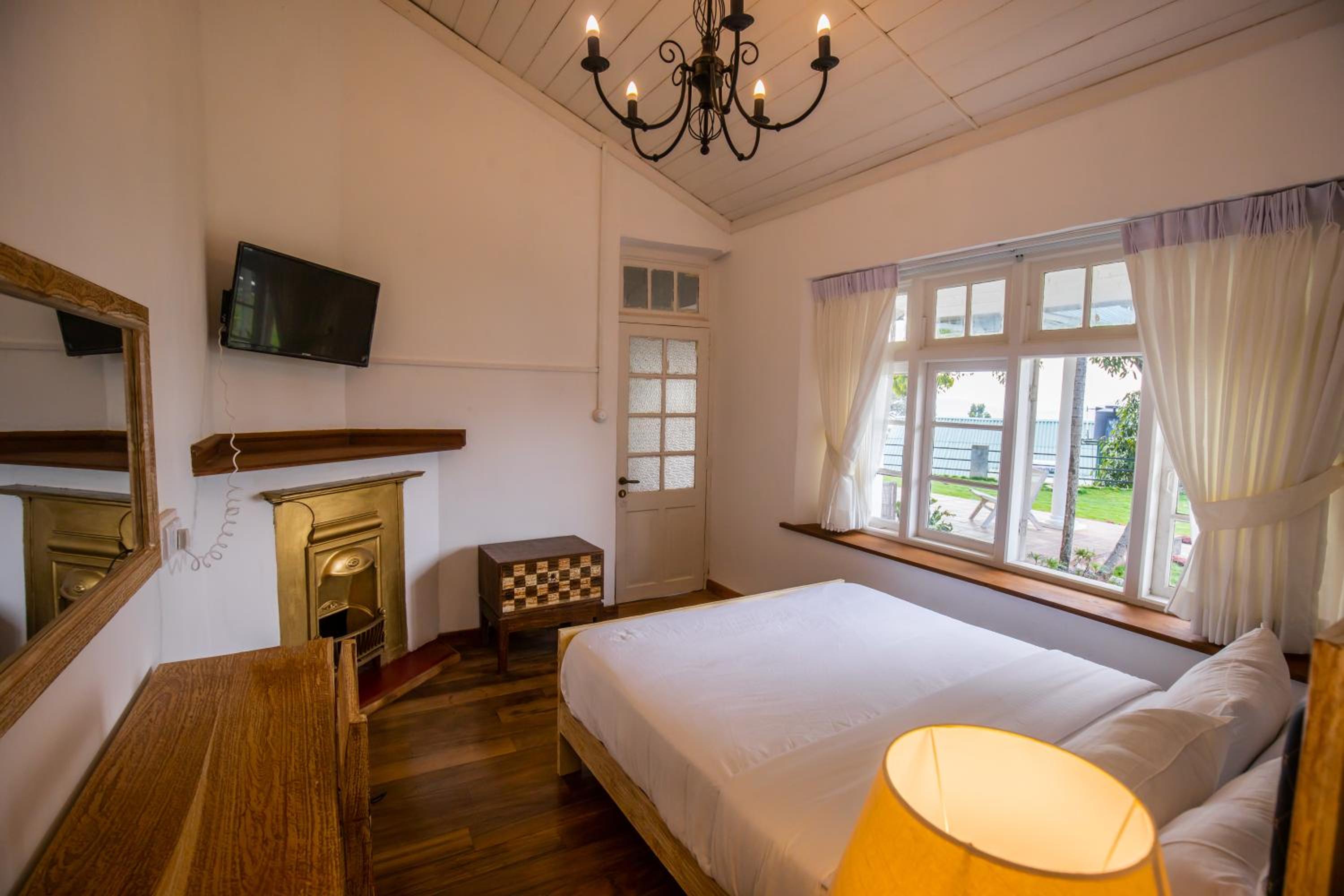 Deluxe Double Room (2 Adults + 1 Child) - Photo 2