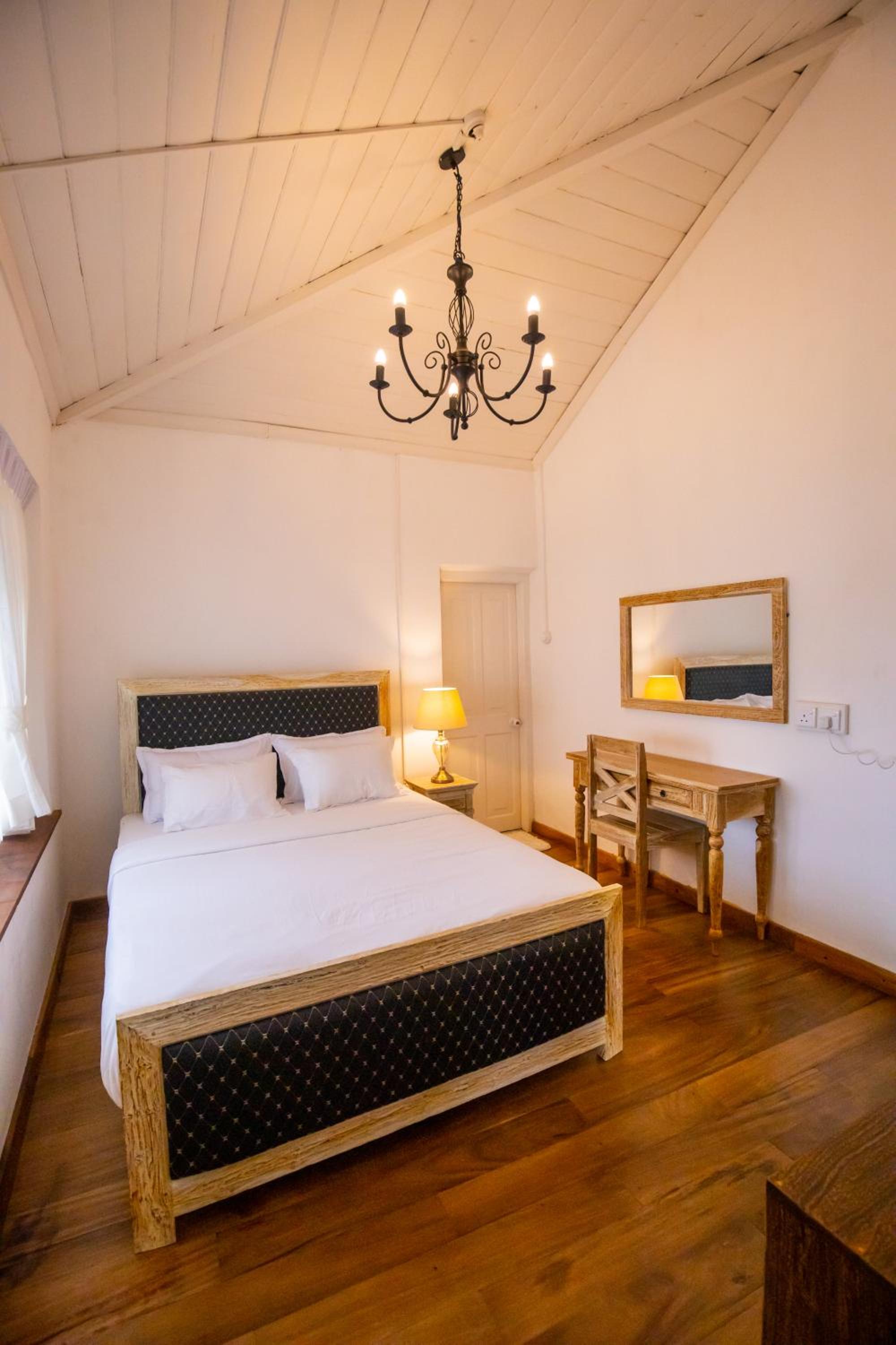 Deluxe Double Room (2 Adults + 1 Child) - Photo 1