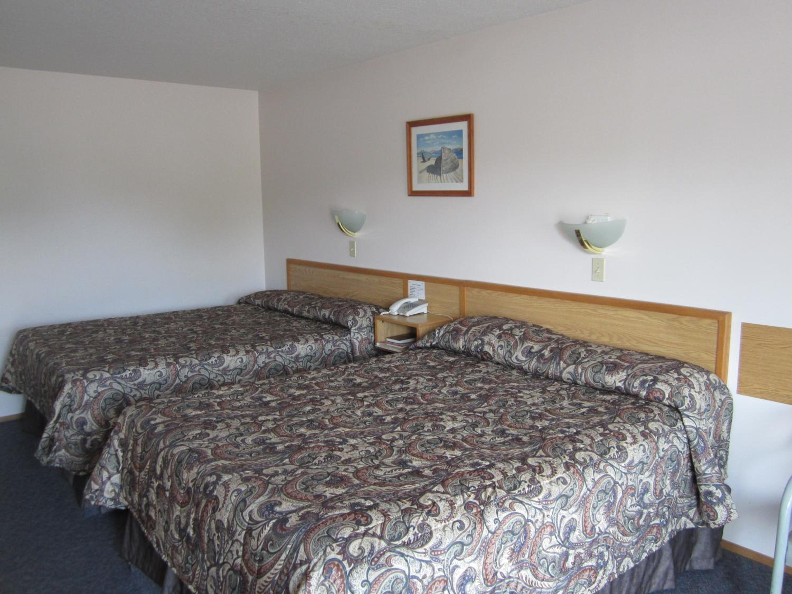 Standard Queen Room with Two Queen Beds photo 3