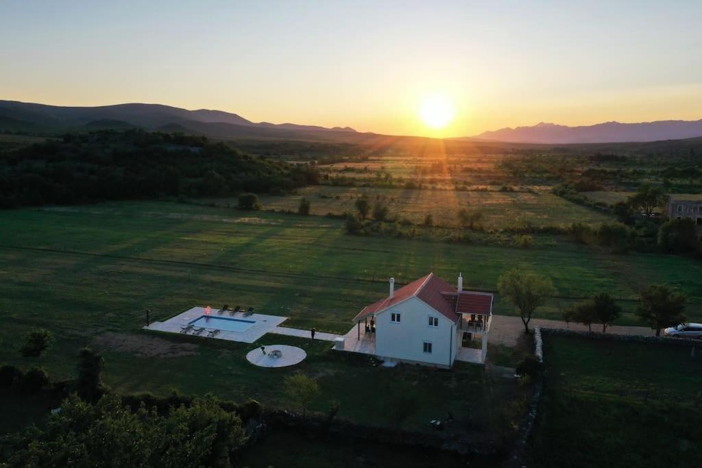Villa with Private Pool - Photo 37
