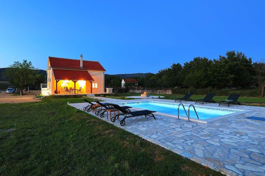 Villa with Private Pool - Photo 29