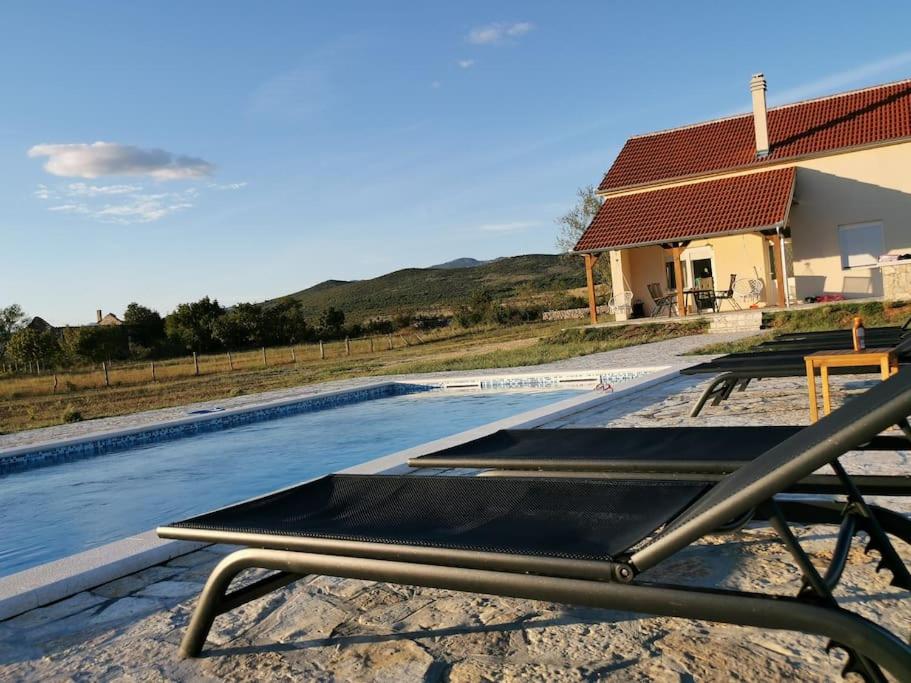 Villa with Private Pool - Photo 6