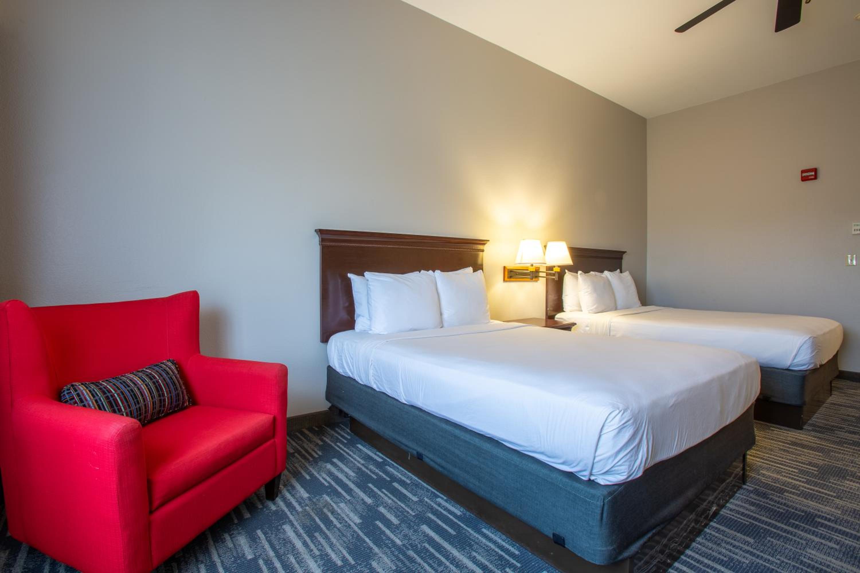 Queen Room with Two Queen Beds - Photo 2