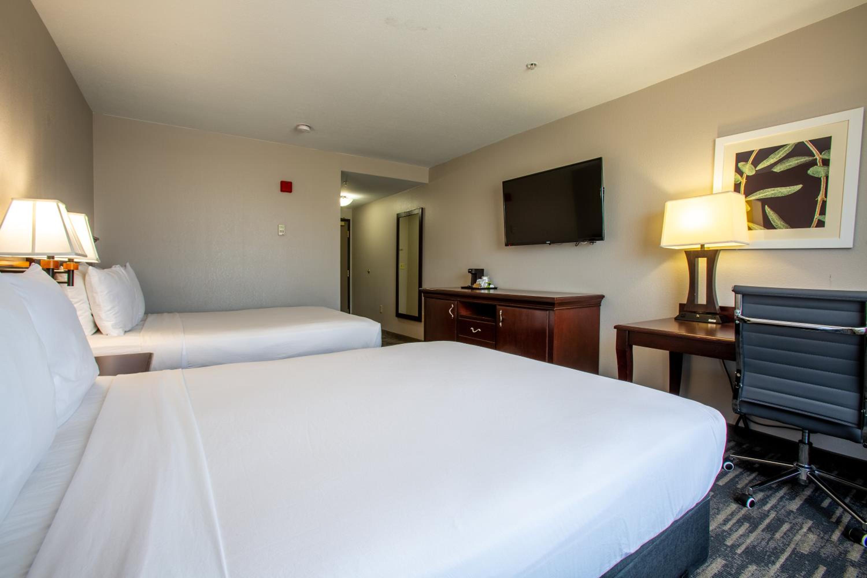 Queen Room with Two Queen Beds - Photo 3