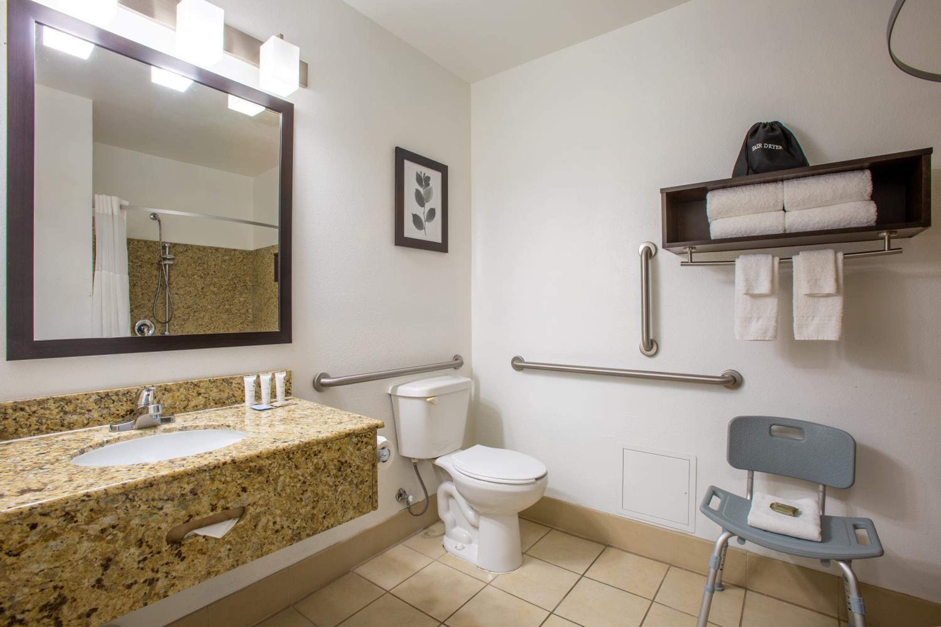 Queen Room with Two Queen Beds - Disability Access - Photo 7