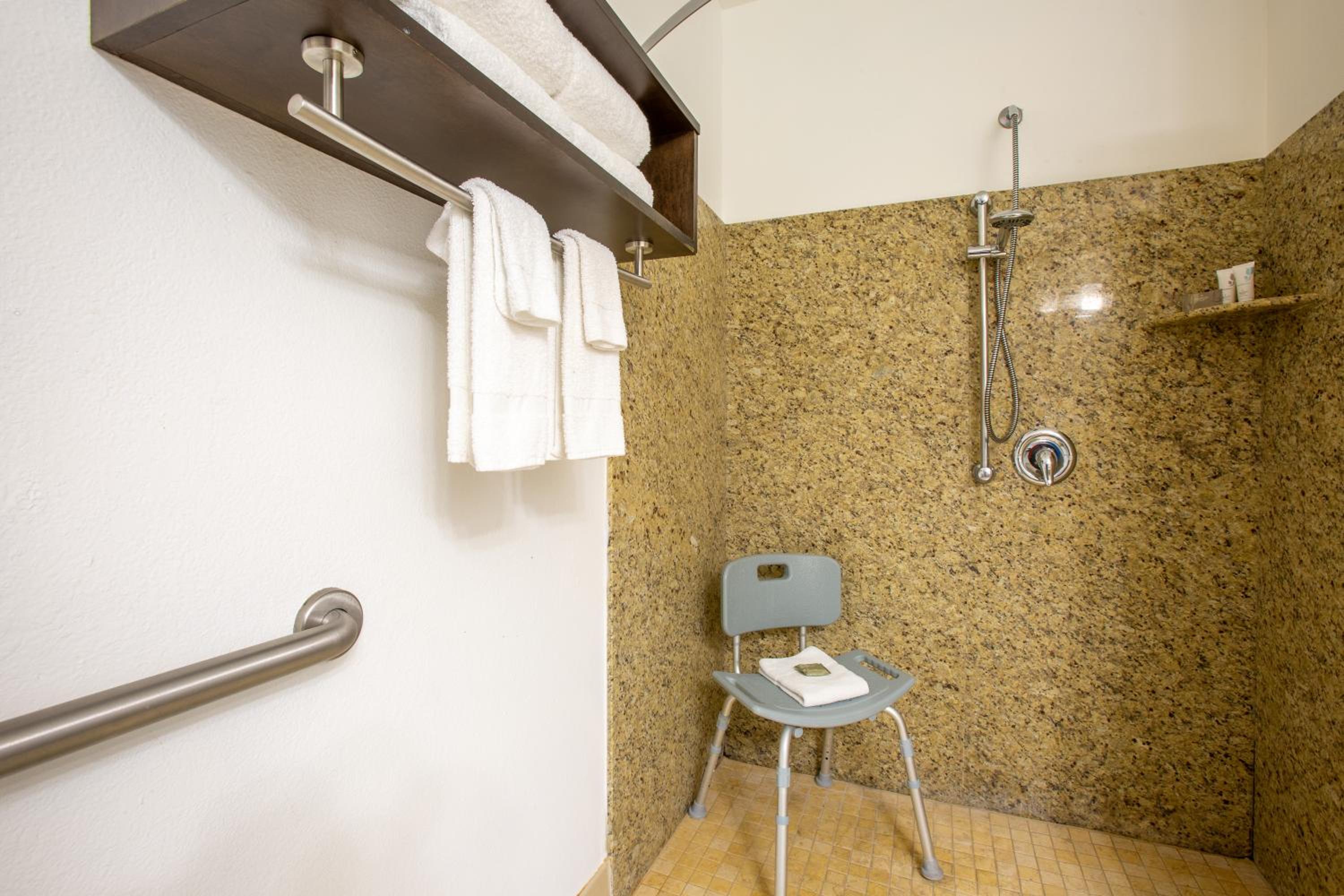 Queen Room with Two Queen Beds - Disability Access - Photo 6