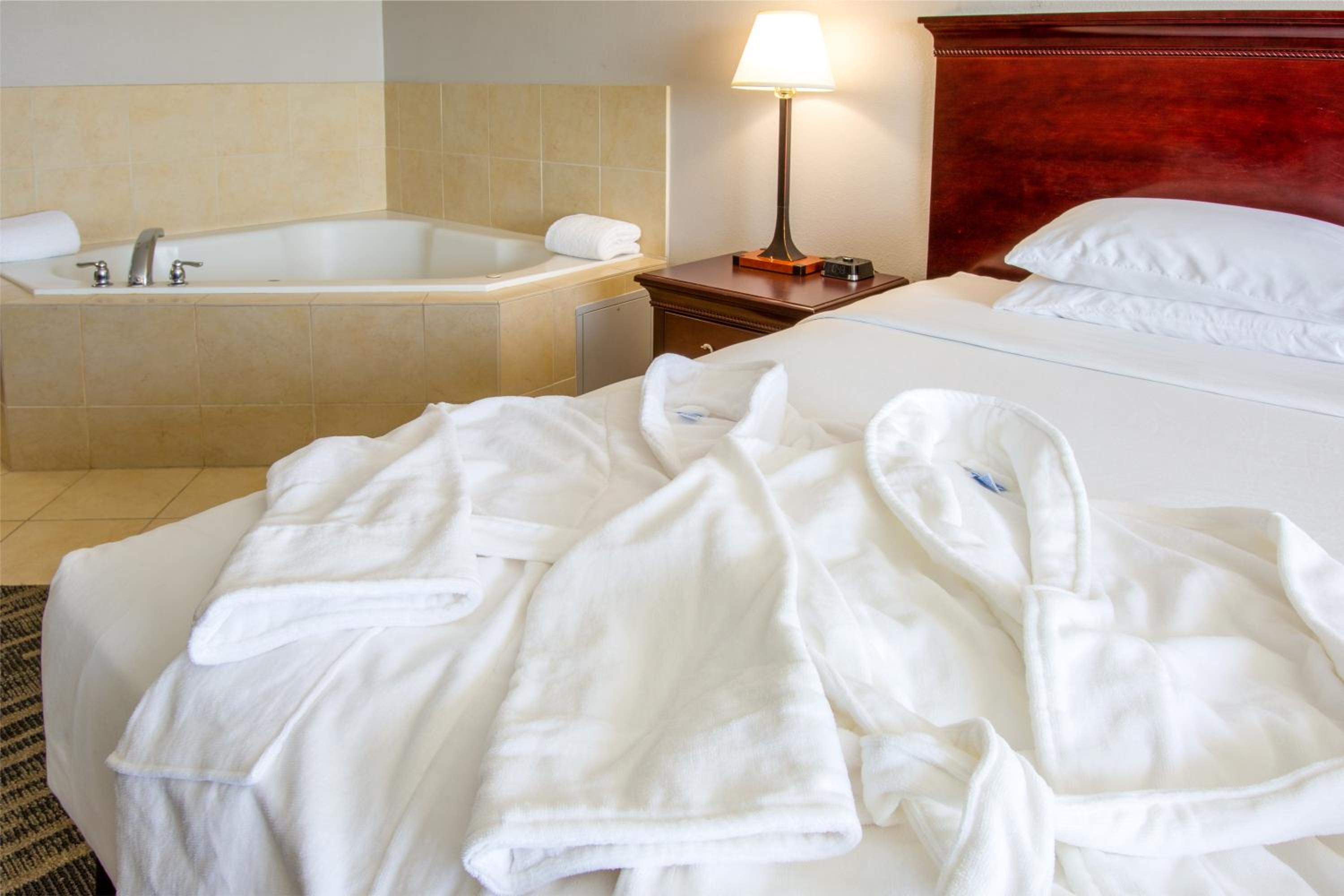 King Suite with Whirlpool - Photo 2