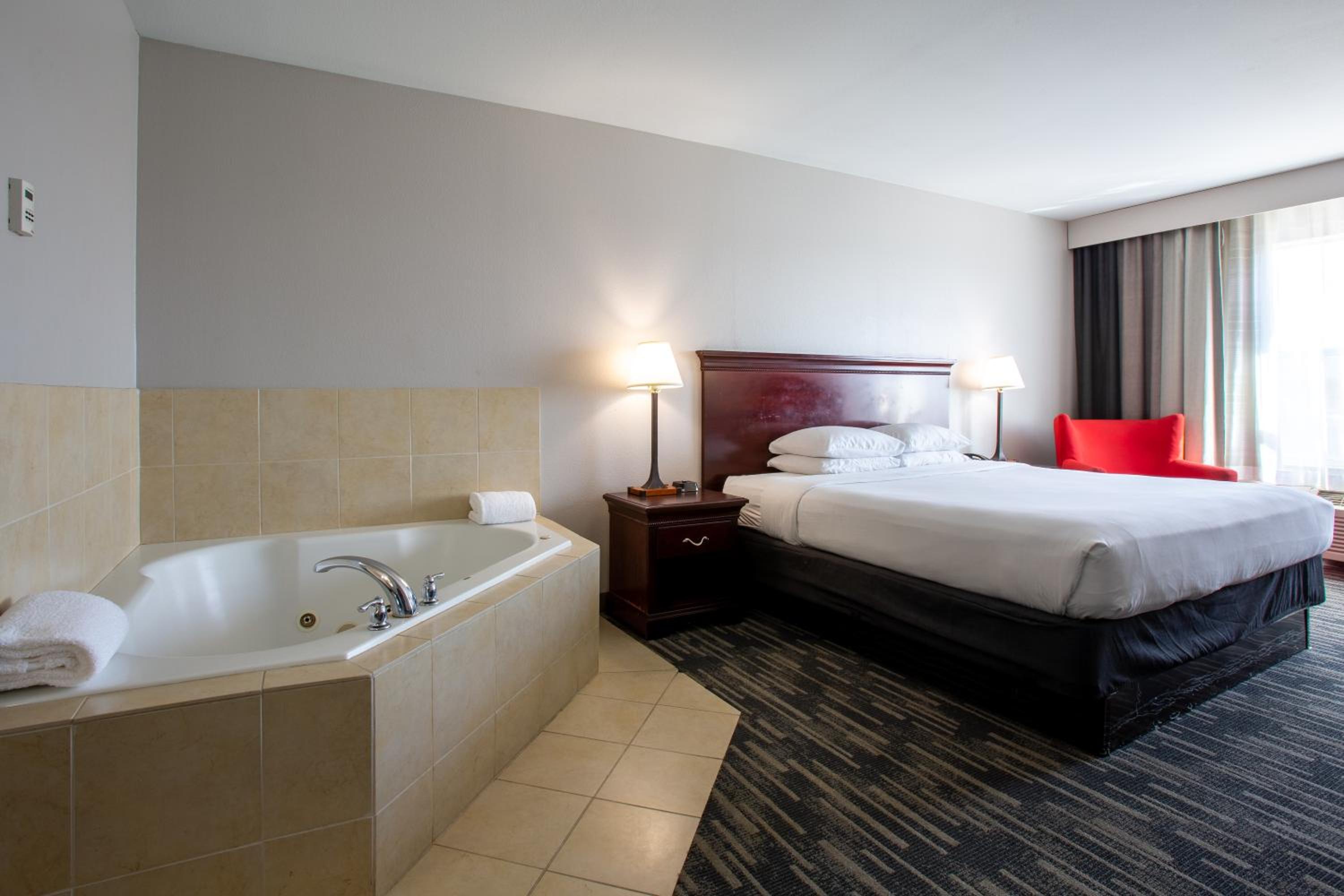 King Suite with Whirlpool - Photo 5