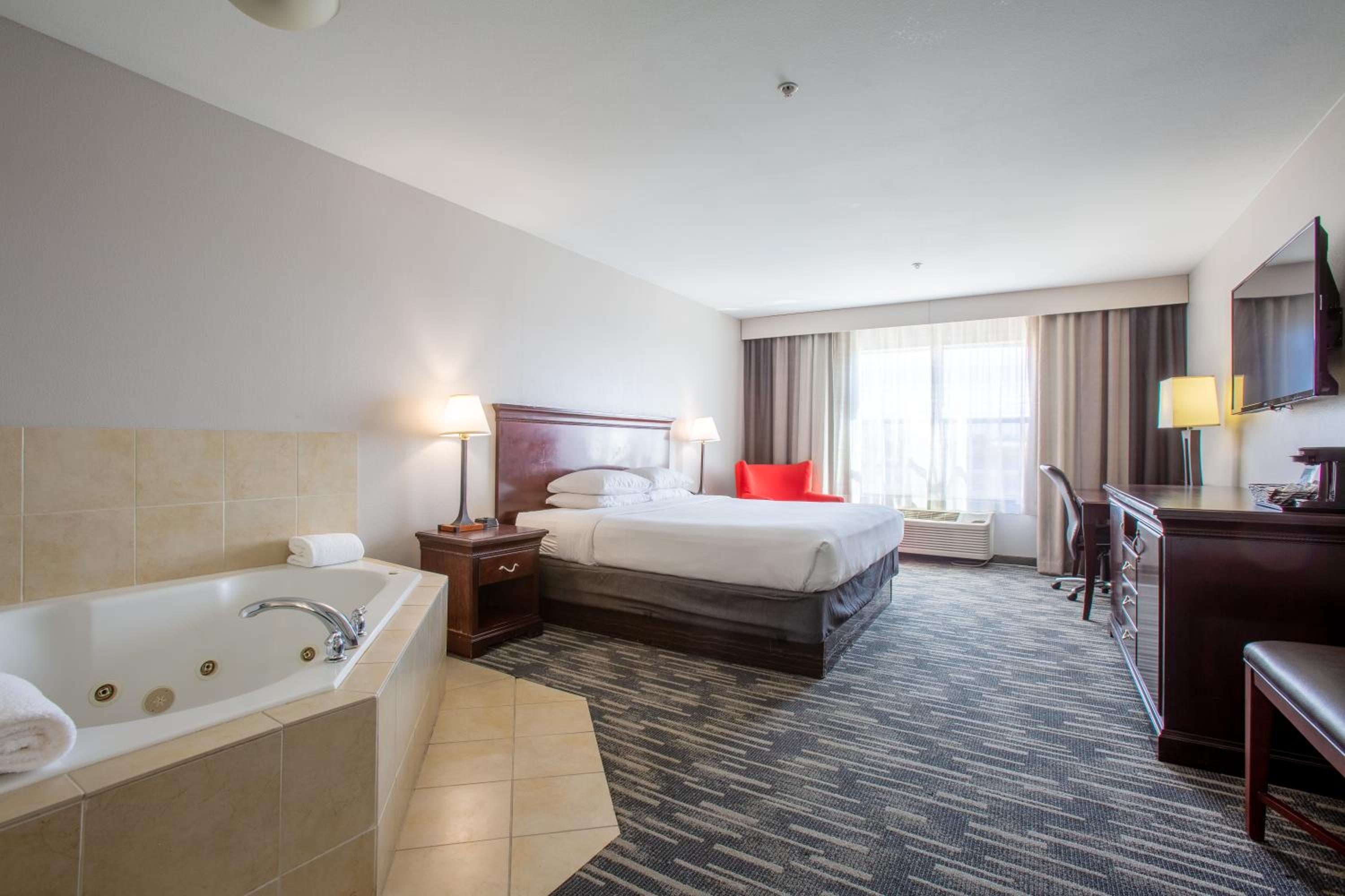 King Suite with Whirlpool - Photo 1