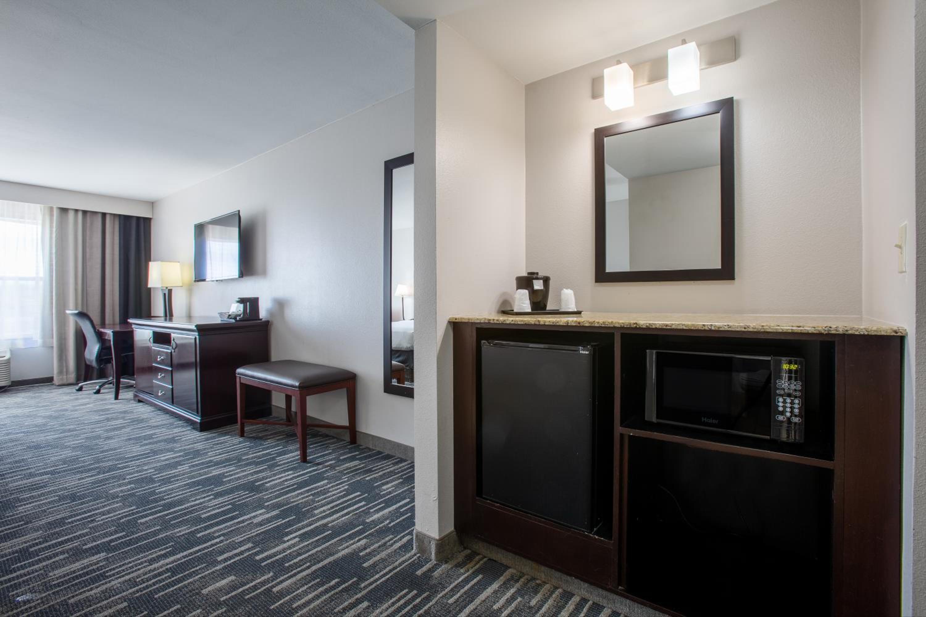 King Suite with Whirlpool - Photo 6