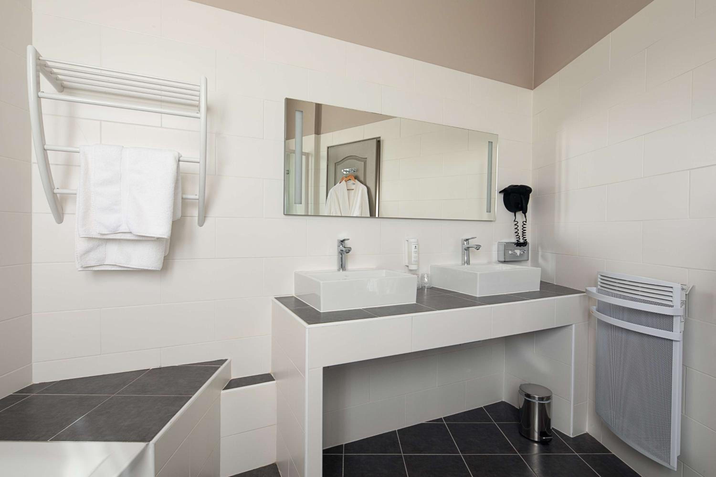 Superior King Room - Photo 9