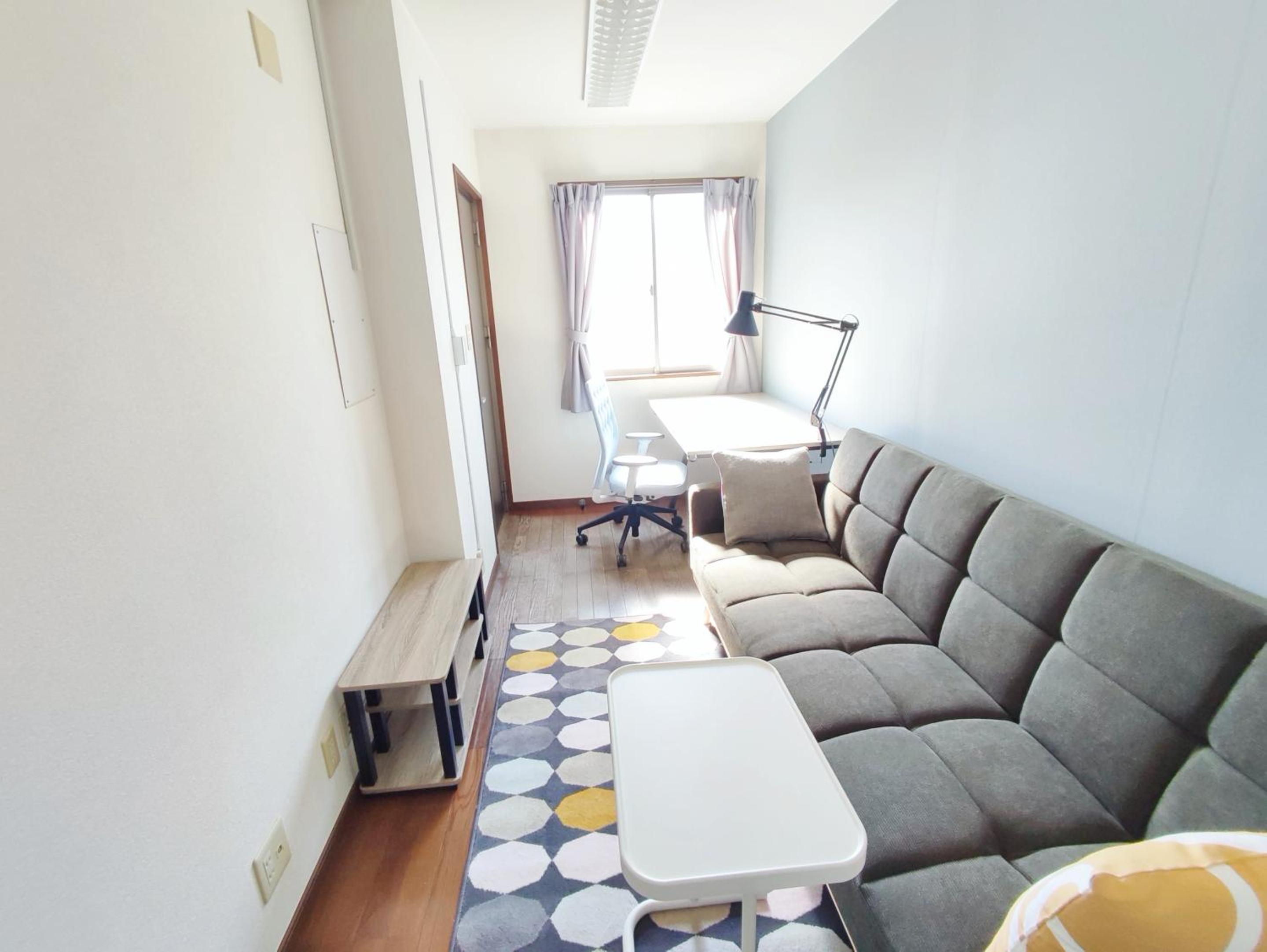 Single Room with Shared Shower and Toilet photo 2