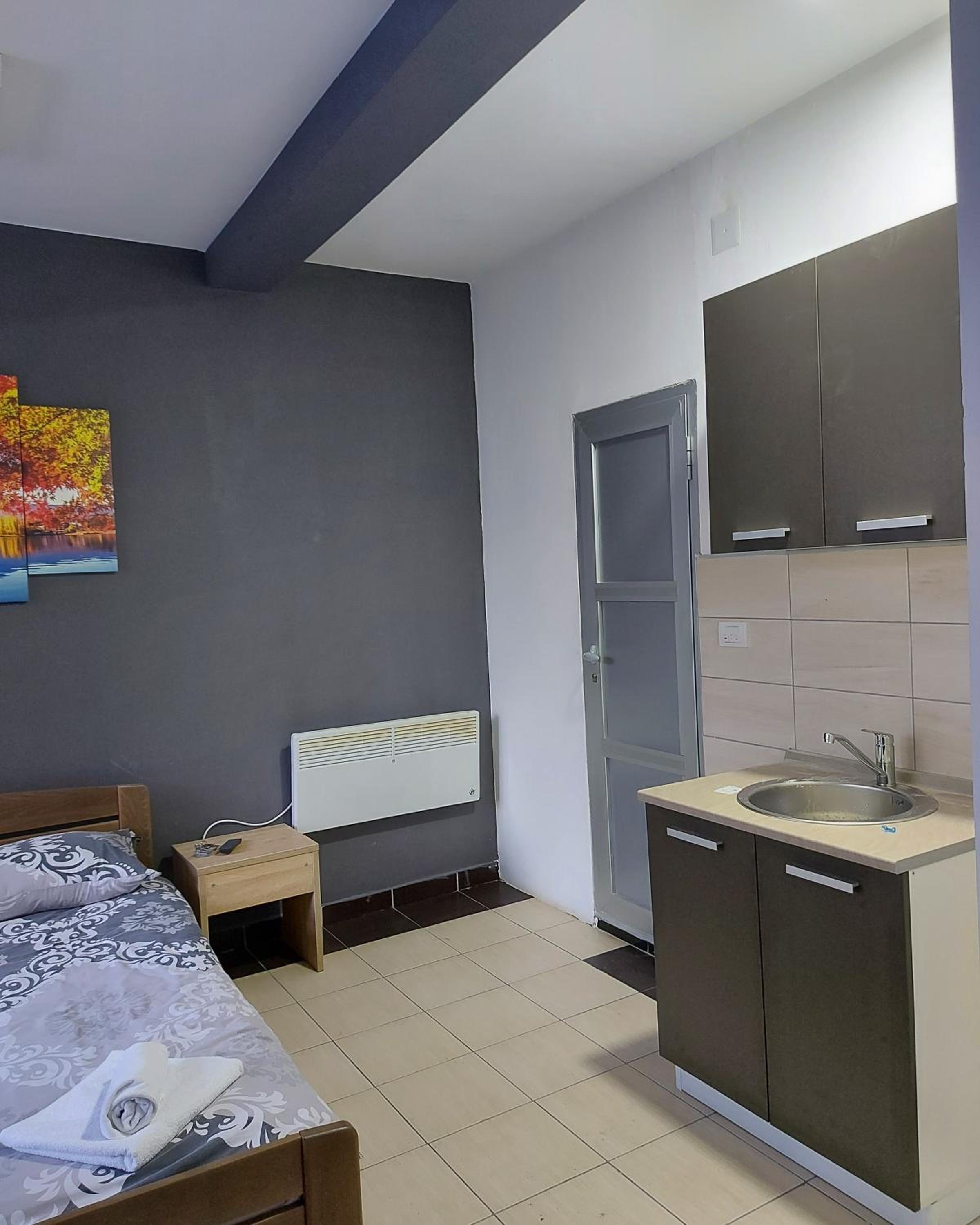 Quadruple Room with Bathroom - Photo 3