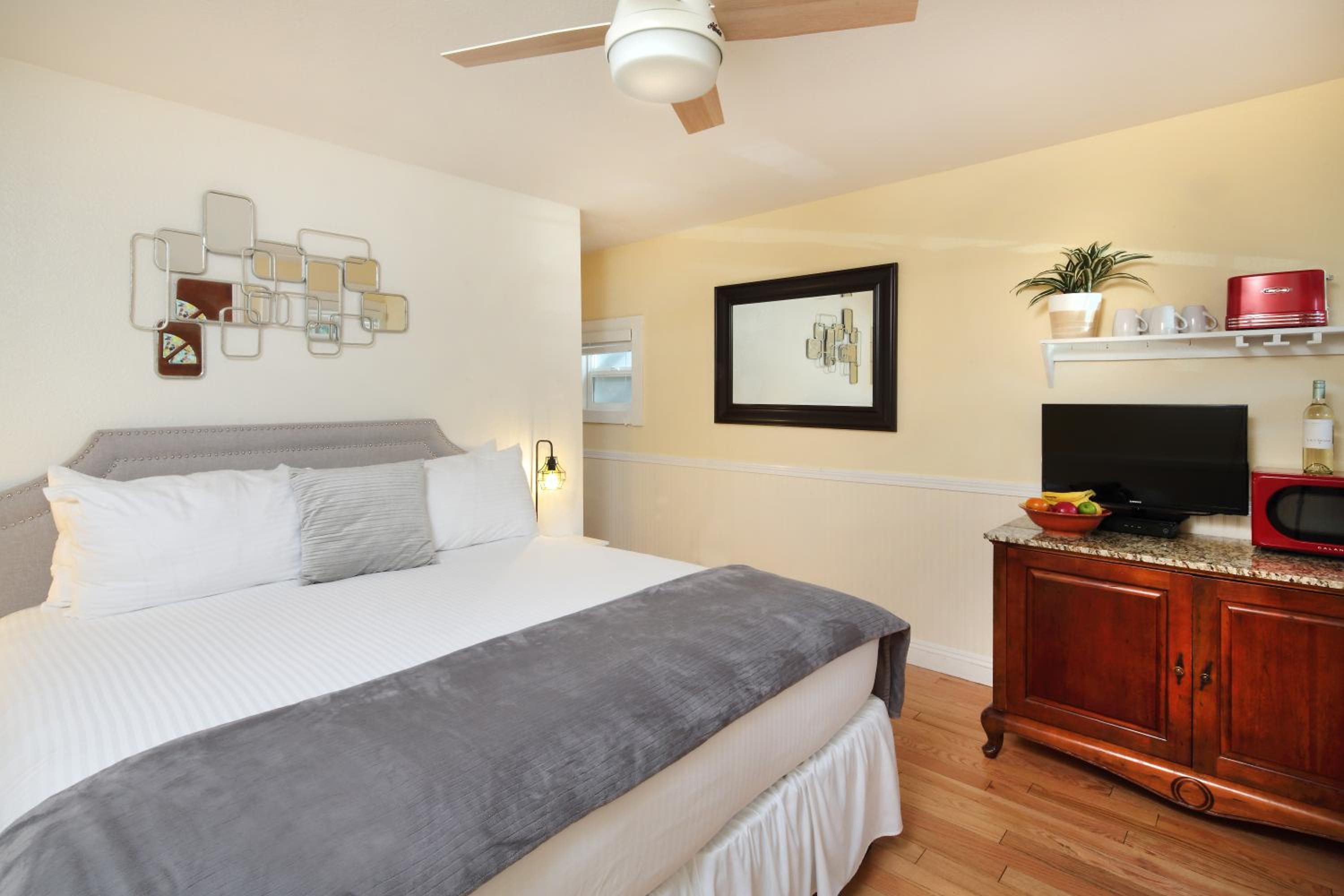 Two Bedroom Unit with Two Queen Beds