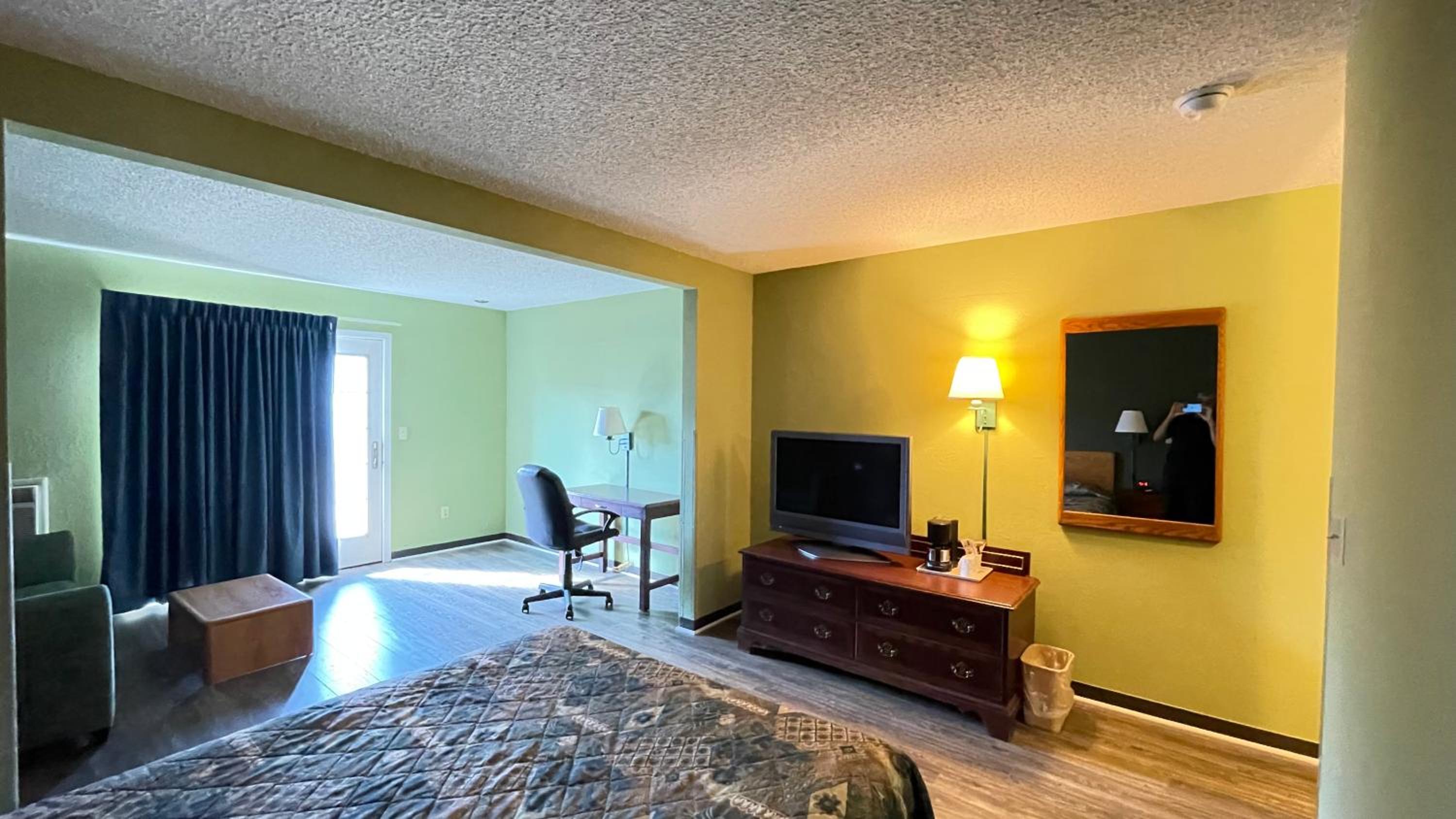 Queen Room with City View and Patio