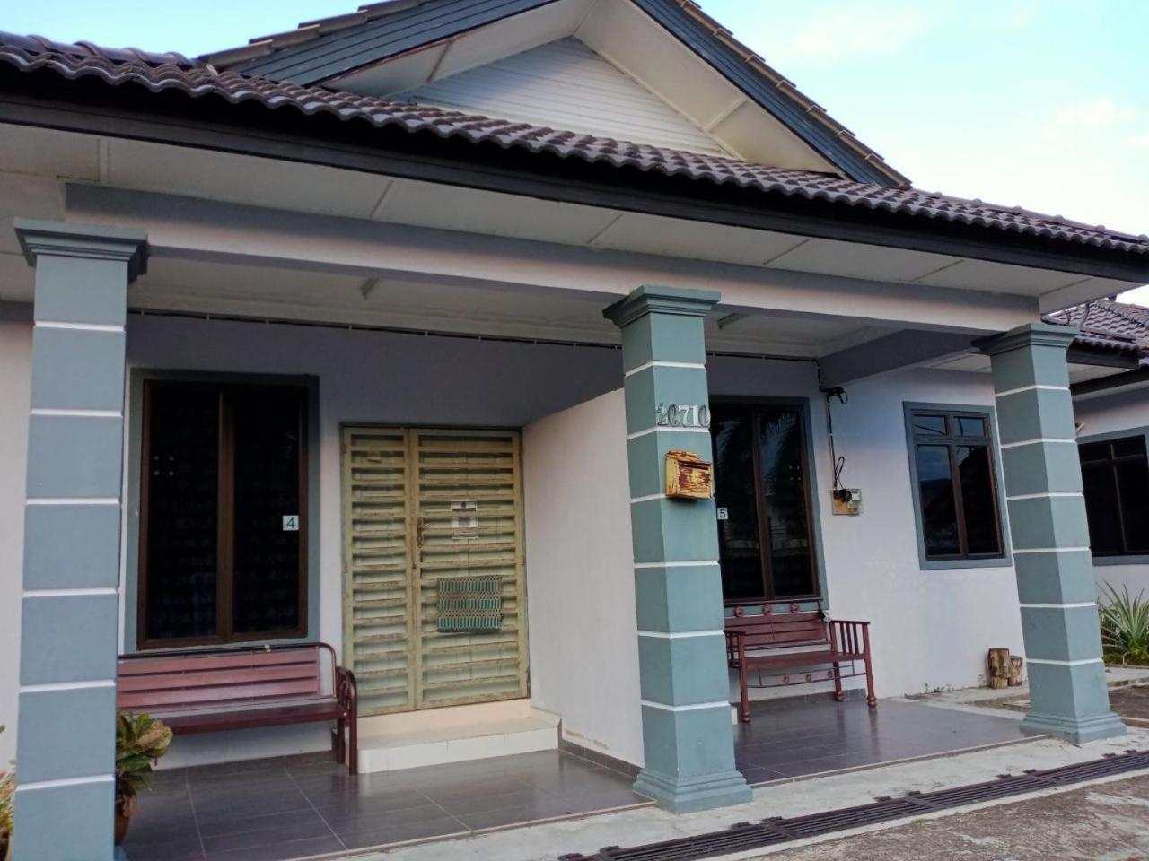 Three-Bedroom House photo 3