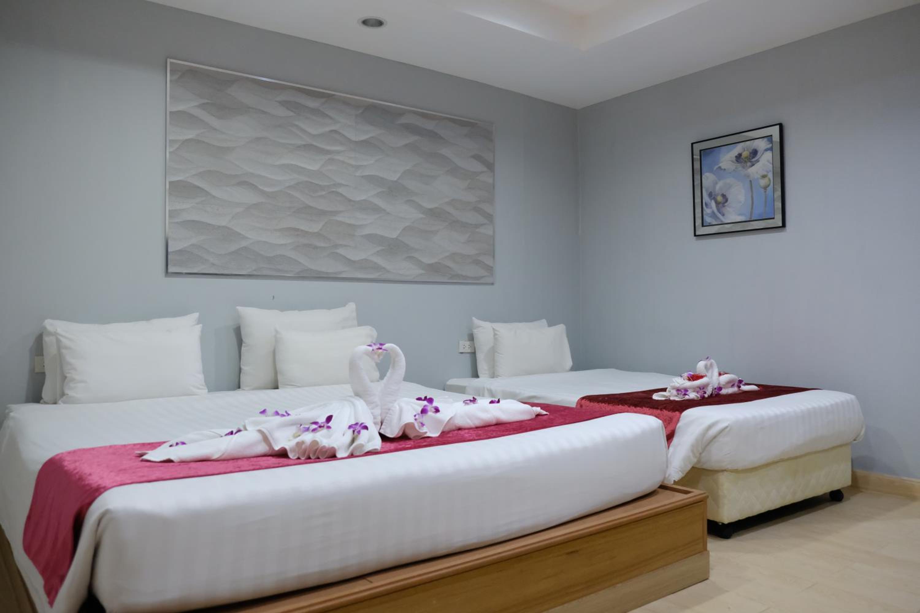 Standard Triple Room thumbnail 6